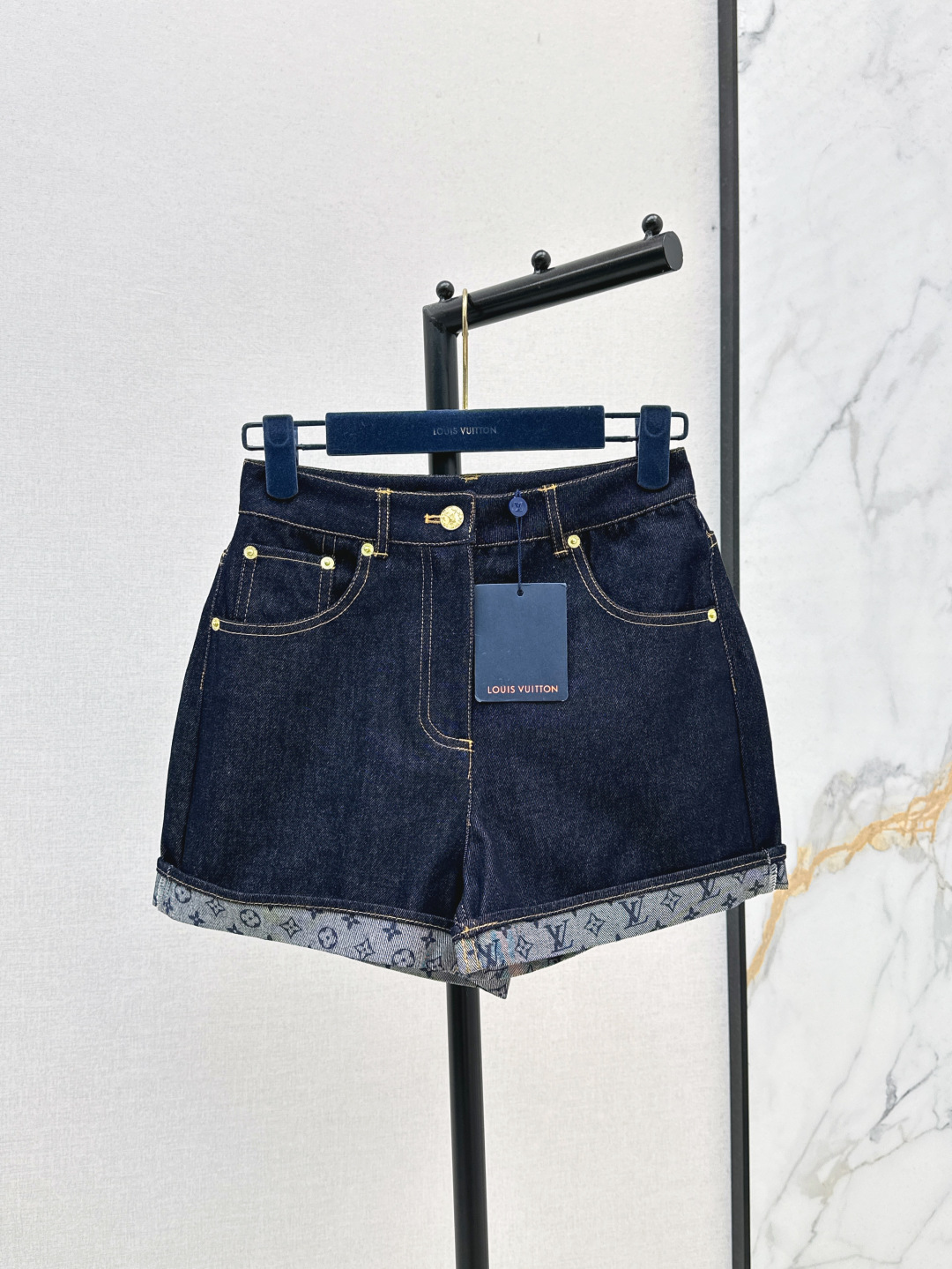 NO:428112,L Home 25Ss————The latest spring and summer high-waist denim shorts logo jacquard lining, low-key and fashionable, high-waisted A-shaped design, super covers flesh and makes the legs look slim, lengthens the leg proportions, makes the legs smooth, the upper body reduces age and is versatile, one-color spot on sale, sml, louis vuitton, shorts, alexander wang19860909L家 25Ss————春夏最新款高腰牛仔短裤 logo提花内衬 低调又时髦 高腰的A字版型设计 上身超级遮肉显瘦修饰腿型 拉长腿部比例 使腿部线条流畅 上身减龄气质又百搭 一色现货发售sml,,louis vuitton,shorts,alexander wang,Women's clothing