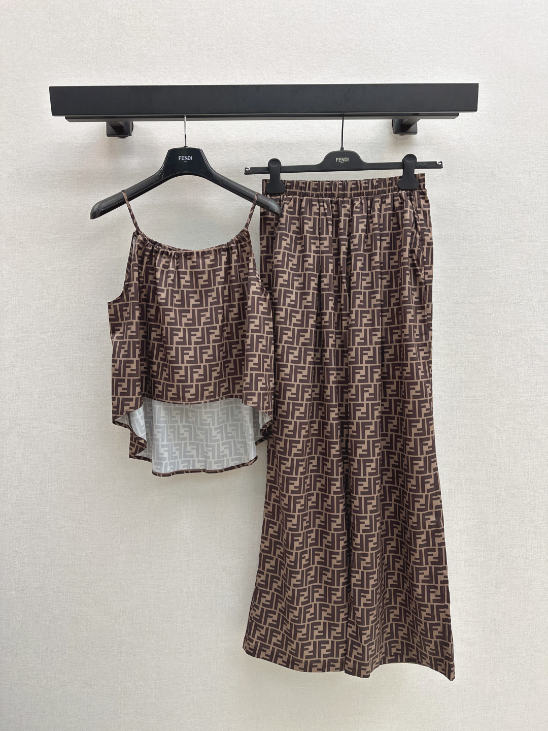 NO:428101,FD 25Ss————The latest spring and summer presbyterian pattern suit suspender top + high-waist wide-leg pants Classic FF printed pattern matched with presbyterian wide-leg pants A set of top-body fashionable and slim Simple but not simple method One set is released in stock SML, Alexander wang19860909FD 25Ss————春夏最新款老花图案套装吊带上衣+高腰阔腿裤 经典的FF印花图案 搭配了老花阔腿裤 一套上身时髦又显瘦 简约却不简单做法 一套出 一色现货发售sml,,alexander wang,Women's clothing