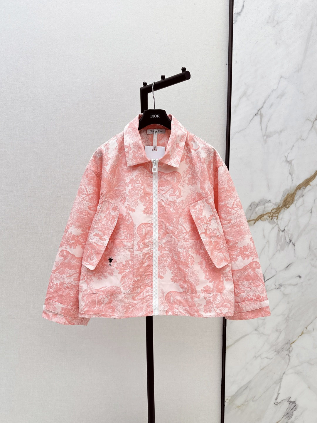 NO:428086,CD 25Ss————The latest spring and summer style of South France vacation series classic lapel jacket jacket jacket imported technology taffeta Oblique jacquard fabric classic versatile and perfect custom hardware accessories to create a rich and diverse handsome style. SML is available in stock,, jackets & coats, jackets & coats, alexander wang19860909CD 25Ss————春夏最新款南法度假系列经典搭片翻领夹克冲锋衣外套进口科技塔夫绸 Oblique 提花面料 经典百搭绝绝子 定制五金配件打造丰富多元的帅气风格 一色现货发售sml,,jackets & coats,jackets & coats,alexander wang,Women's clothing