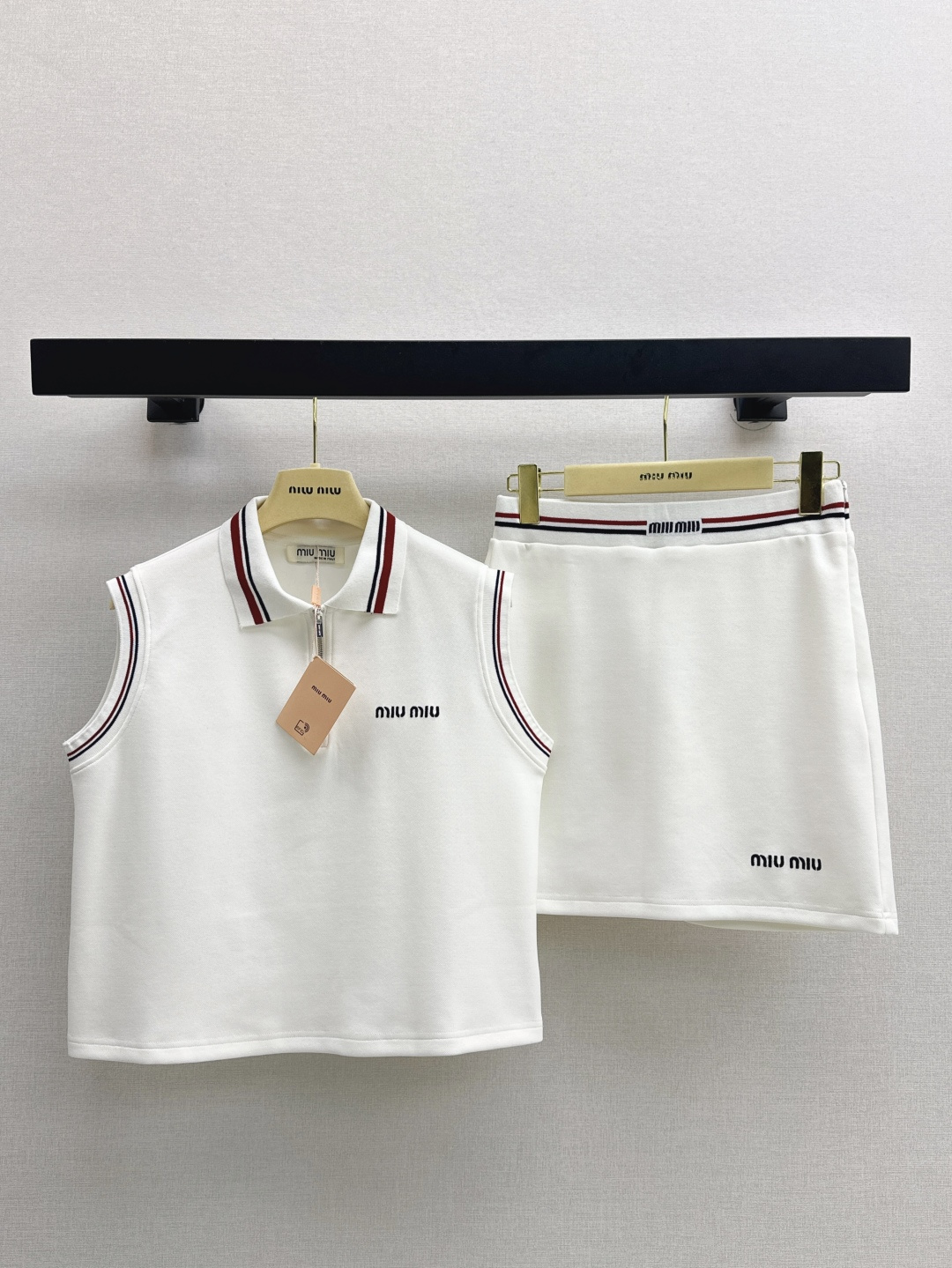 NO:428065,Miu 25Ss————The latest spring and summer style age-reducing design is full of perfection. Sleeveless lapel top + skirt. Fashionable, low-key and luxurious and high-end style. The style is versatile and not picky. One set is available. Two colors are available in stock. SML, miumiu, skirts, alexander wang19860909Miu 25Ss————春夏最新款减龄设计感拉满绝绝子套装无袖翻领上衣+半裙 时髦低调气质又奢华高级 版型百搭不挑人 一套出 两色现货发售sml,,miumiu,skirts,alexander wang,Women's clothing