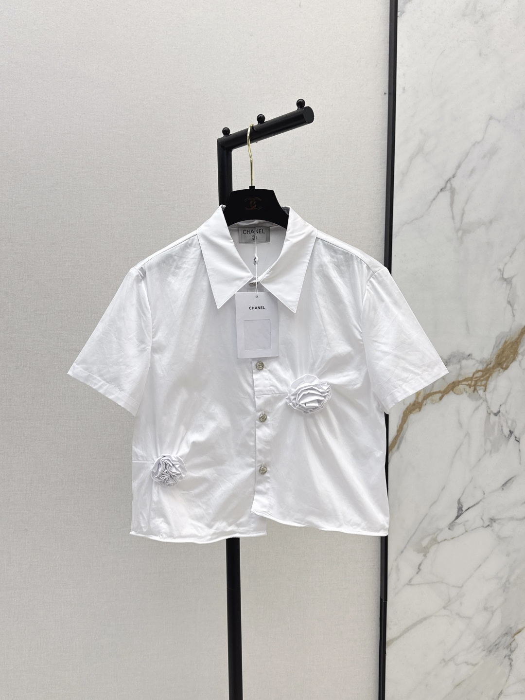 NO:428085,C home 25Ss————The latest three-dimensional flower short-sleeved shirt in spring and summer French romantic high-looking and versatile, super beautiful, top-body temperament stylish, very OK with jeans or skirt, full of details, one color is available for sale in stock, chanel, skirts, jeans, shirts, T-shirt, alexander wang19860909C家 25Ss————春夏最新款立体花朵短袖衬衫 法式浪漫 高颜值又百搭 实物超级美 上身气质有型 搭配牛仔裤或半裙都很OK 细节满满 一色现货发售sml,,chanel,skirts,jeans,shirts,T-shirt,alexander wang,Women's clothing