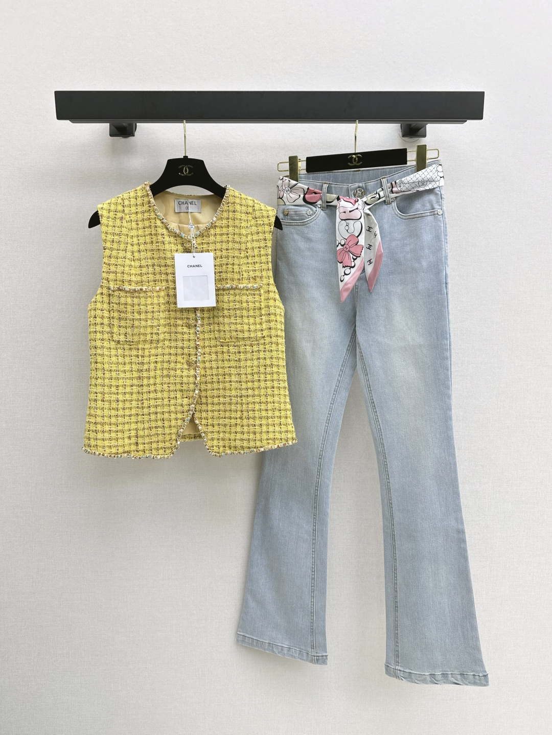 NO:428075,C home 25Ss—————The latest spring and summer tweed vest jacket custom-made woven fabric with chain decoration, exquisite feeling, the upper body style is super good, slim and high-end. The vest is definitely a versatile item all year round. Whether it is simple or layered, it is very fashionable. The high-end workmanship quality is very good. SML is available in stock, chanel, jackets & coats, alexander wang19860909C家 25Ss————春夏最新款些粗花呢马甲外套定制编织面料搭配链条装饰 精致感拉满 上身版型超级好看的显瘦又高级 马甲绝对是一年四季的百搭单品 无论是单纯还是叠搭都很时髦 高级做工品质都很赞 一色现货发售sml,,chanel,jackets & coats,alexander wang,Women's clothing