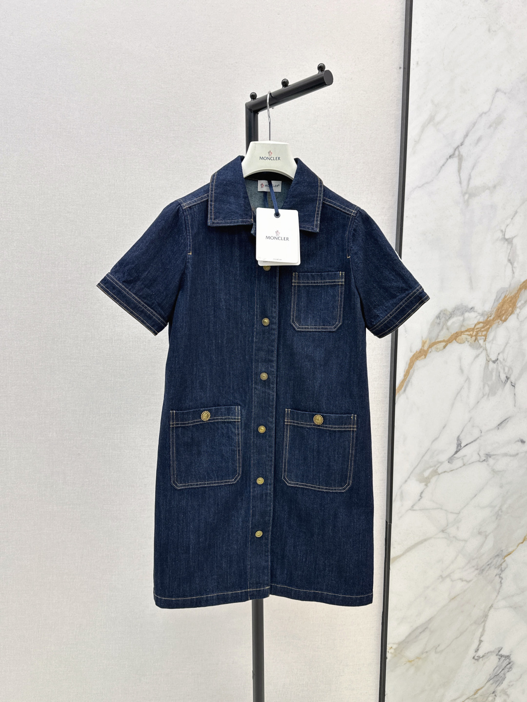 NO:428064,Mc 25Ss————The latest retro denim washing cowboy dress with spring and summer leather logo design on the back is low-key and luxurious, neat lapel, small A-style cut top body is handsome and age-reducing, original custom hardware accessories, one-color spot on sale sml, skirts, alexander wang19860909Mc 25Ss————春夏最新款复古丹宁洗水牛仔连衣裙背面皮标设计低调奢华 利落的翻领 小A版型剪裁上身帅气又减龄 原版定制五金配件 一色现货发售sml,,skirts,alexander wang,Women's clothing