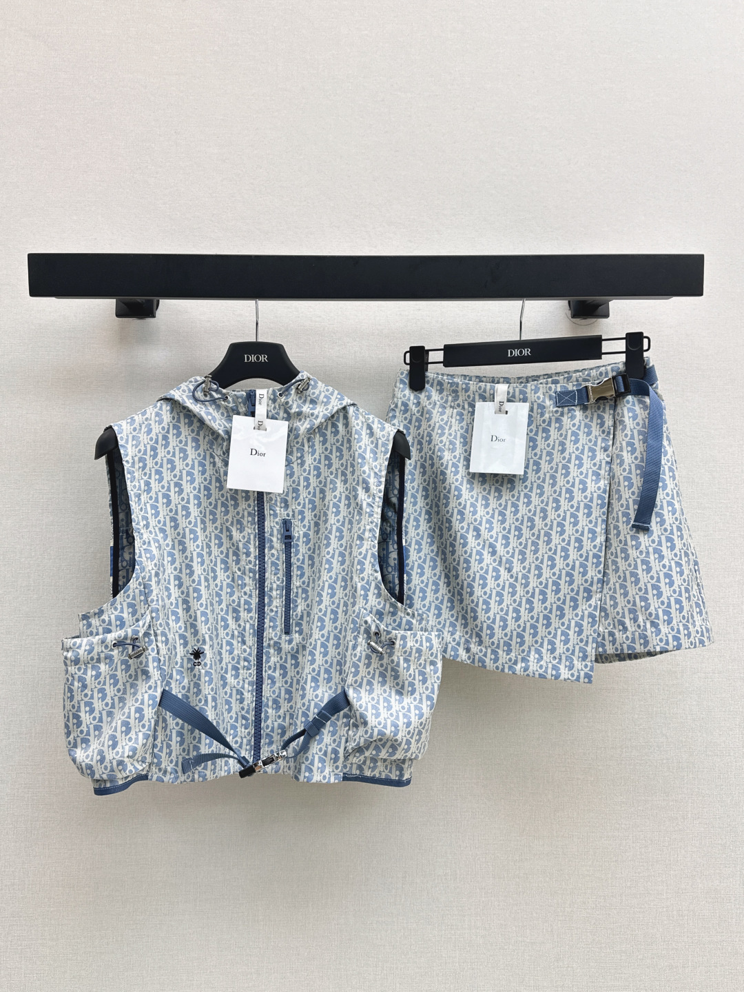 NO:428140,CD 25Ss———————The latest spring and summer MissD blue and white series classic presbyterian hooded vest jacket imported technology taffeta Oblique jacquard fabric highlights sports style The back is decorated with contrasting logo bar patterns to enhance the style. Paired with pockets and drawstrings Customized hardware buckles to create a rich and diverse handsome style. Recommend a set of matching. One color is available for sale in stock. SML m,, Jackets & coats,hats,alexander wang19860909CD 25Ss—————春夏最新款MissD 蓝白系列经典老花连帽马甲外套进口科技塔夫绸 Oblique 提花面料 彰显运动风范 背面饰以对比鲜明的标志条形图案提升格调 搭配口袋和抽绳 定制五金插扣打造丰富多元的帅气风格 推荐一套搭配 一色现货发售sml m,,jackets & coats,hats,alexander wang,Women's clothing