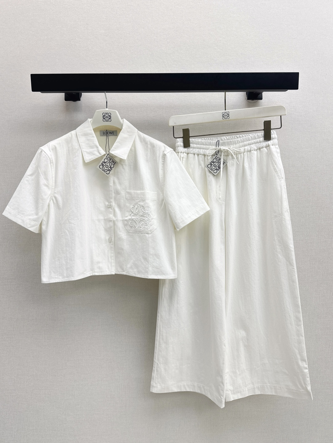 NO:428126,Loe 25Ss————The latest spring and summer vacation series short-sleeved shirt custom denim fabric skin-friendly and comfortable pocket decoration design with three-dimensional embroidery craftsmanship. Classic short H-style style is not picky and versatile and fashionable. It can be sweet or salty. It looks tall. Two colors are available for sale in stock. sml, loewe,shirts,T-shirt,alexander wang19860909Loe 25Ss————春夏最新款度假系列短袖衬衫定制牛仔面料亲肤舒适 口袋饰以立体绣花工艺设计 经典小短款H版型不挑人百搭又时髦 可甜可盐上身超显高挑 两色现货发售sml,,loewe,shirts,T-shirt,alexander wang,Women's clothing