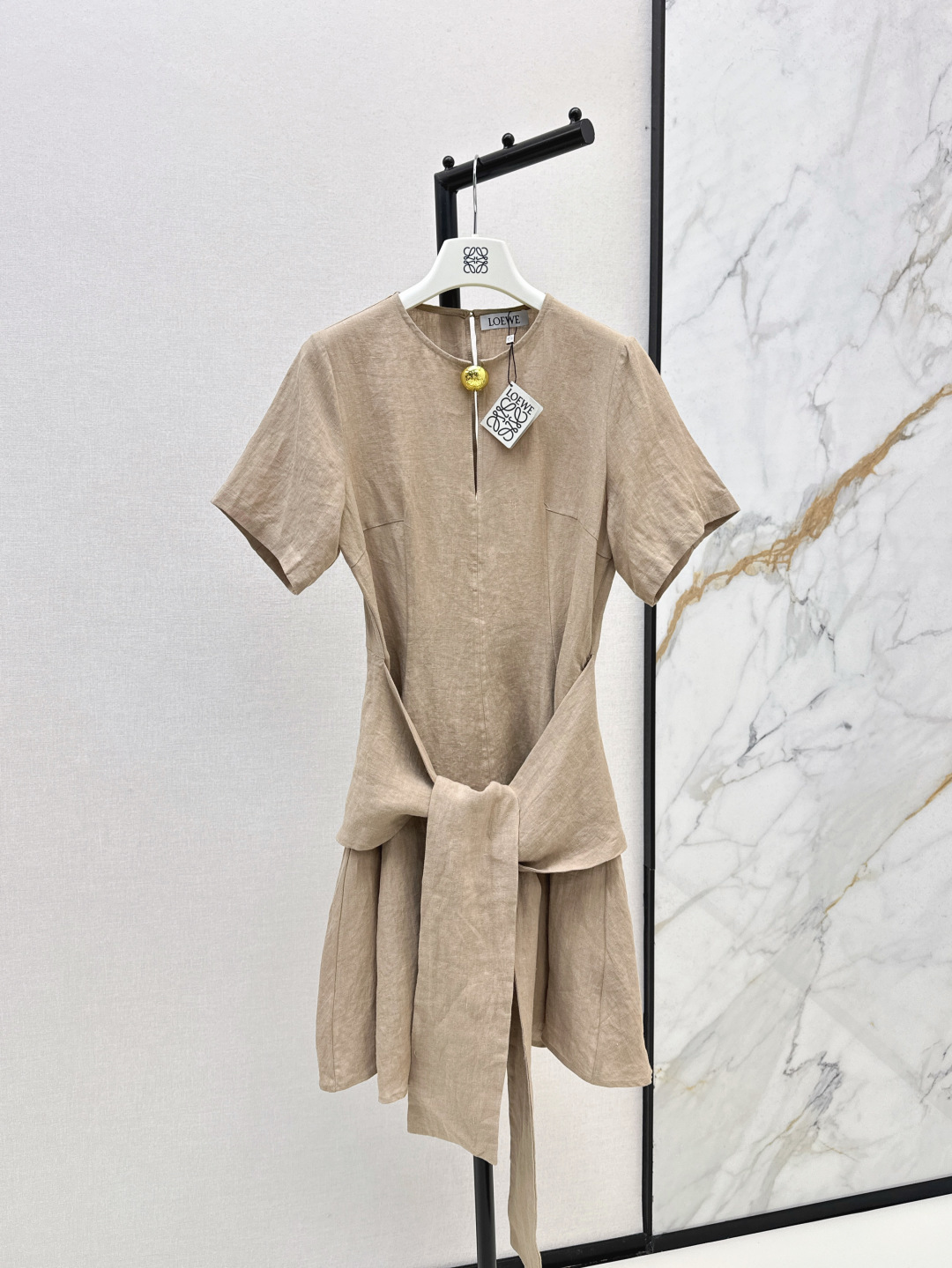 NO:428068,Exclusive first release Loe 25Ss————The latest French literary style linen short-sleeved linen dress, metal clasp brooch, decorative keyhole, pendant, wide cloth lace-up design, waist-closed skirt, versatile cut style, not picky, top body, super slim, two colors are available in stock, sml, loewe, skirts, T-shirts, brooch, breastpin, alexander wang19860909独家首发 Loe 25Ss————春夏最新款法式文艺风衬式短袖亚麻连衣裙金属扣胸针装饰锁孔 垂饰搭片宽布系带设计 收腰大裙摆剪裁版型百搭不挑人 上身超显瘦 两色现货发售sml,,loewe,skirts,T-shirt,brooch，breastpin,alexander wang,Women's clothing