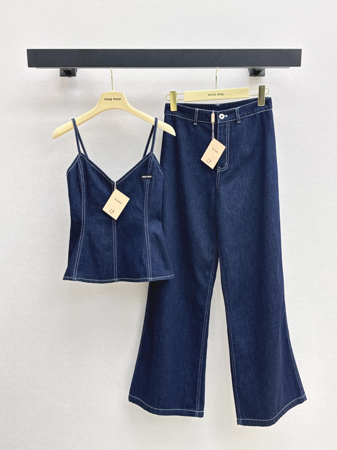 NO:428056,Super beautiful vacation style Miu 25Ss————The latest blue denim suspenders + straight jeans in spring and summer. The upper body is really good. Full vacation style. A perfect atmosphere. It is also very good to take photos. Waist-closing + straight trousers. A set of matching. Easy to cover the flesh. It looks good when wearing a T-shirt inside. One-sex split development. SML suspenders, miumiu, mido, jeans, tees, t-shirt, alexander wang.19860909超美度假风 Miu 25Ss————春夏最新款蓝色牛仔小吊带+直筒牛仔裤 上身真的好看 满满的度假风 妥妥的氛围感神器 拍照也很出片 收腰+直筒长裤 一套搭配 轻松遮肉哦 里面搭配T恤穿也好看哦 一色分开发 现货发售sml 吊带,,miumiu,mido,jeans,tees，t-shirt,alexander wang,Women's clothing