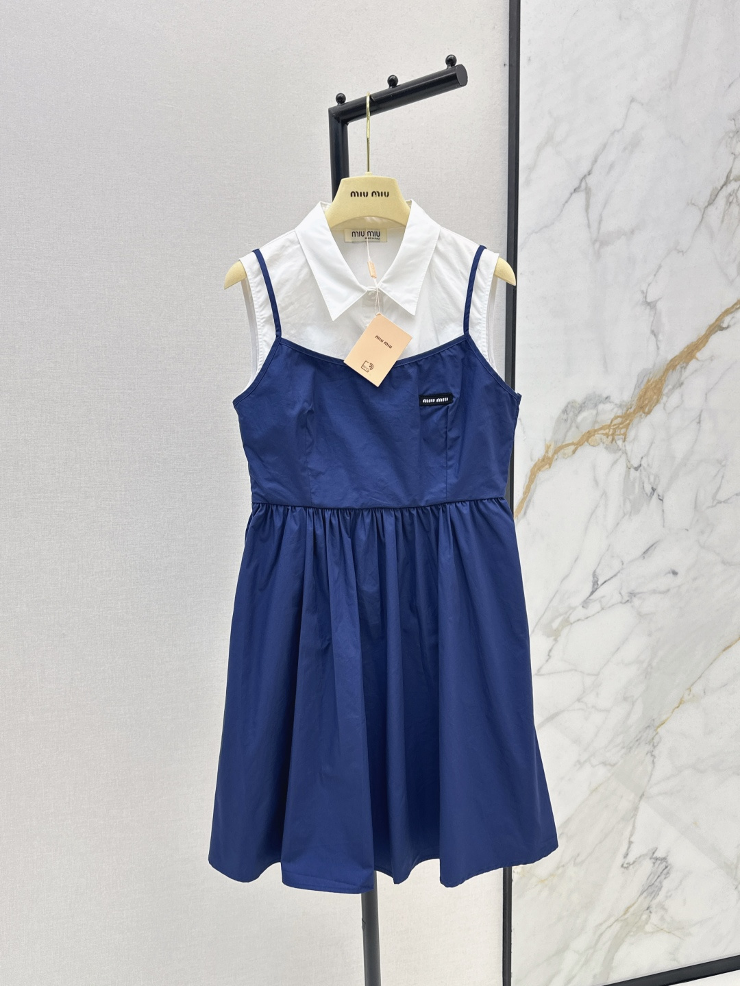 NO:428050,Miu 25Ss————The latest fake two-piece design spring and summer two-piece design suspender dress with waist-hugging and fluffy skirt style, versatile and slimming, age-reducing elegant and sweet style, one-color spot-on sml, miumiu, skirts, alexander wang19860909减龄缪式穿搭 Miu 25Ss————春夏最新款假两件设计衬式吊带连衣裙收腰蓬蓬裙摆版型上身百搭又显瘦 减龄优雅甜酷风 一色现货发售sml,,miumiu,skirts,alexander wang,Women's clothing