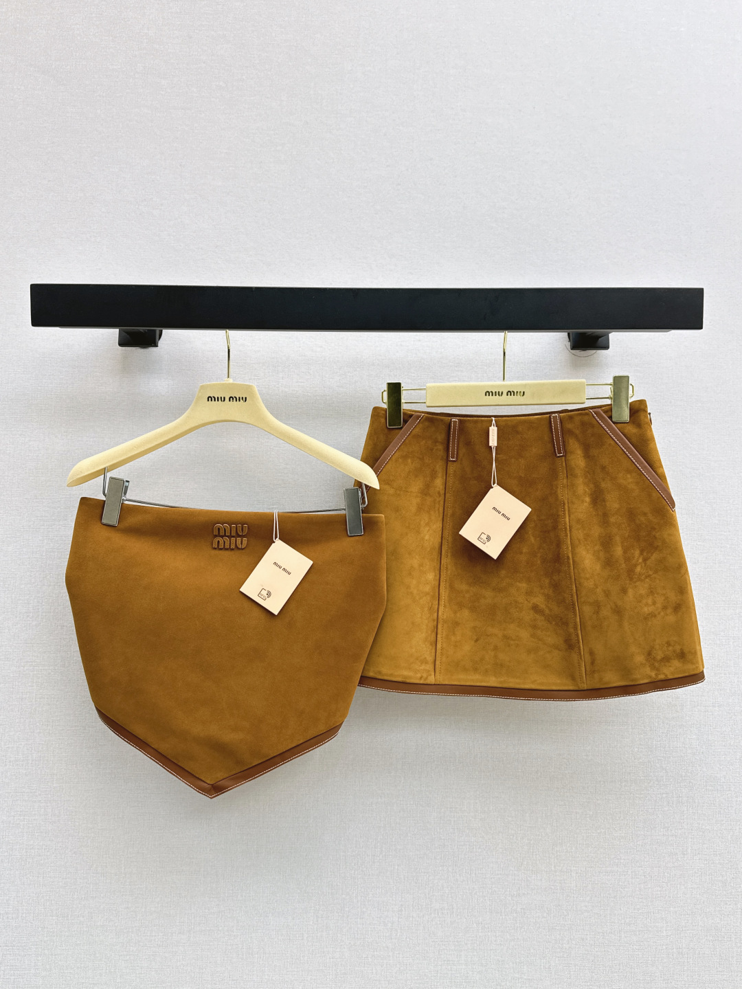 NO:428837,Genuine leather version, same as Zhang Yuanying Miu 25Ss———The latest spring and summer style, the temperamental strapless top for girls, exclusive custom suede craftsmanship, super stacking artifact, contrasting color leather-edged craftsmanship, classic style, huge slim upper body, 100% imported suede lambskin, sweet and cool, fashionable girl wardrobe essential temperament items, one-color spot on sml,,miumiu, sheepskin,chamois leather,alexander wang19860909真皮版本 张元英同款 Miu 25Ss———春夏最新款缪式穿搭气质抹胸上衣少女可露丽风 独家定制麂皮绒面工艺 超级叠搭神器 撞色拼皮包边工艺 经典版型上身巨显瘦 百分百进口麂皮绒小羊皮 甜酷的时髦少女衣橱必备气质单品 一色现货发售sml,,miumiu,sheepskin,chamois leather,alexander wang,Women's clothing