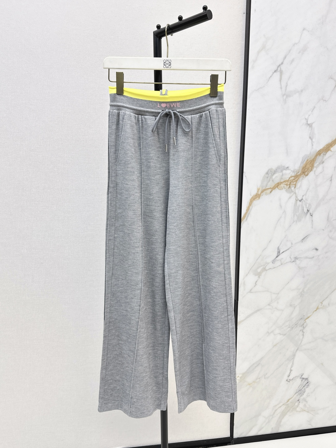 NO:428832,Loe 25Ss———The latest spring and summer contrasting webbing decorative casual straight-leg pants are not picky about body shape requirements. The upper body is particularly good!  The matching style is also very popular. Exquisite and high-end customization. The textured fabric is super texture. Retro and elegant. The upper body is cool and handsome. The age-reducing fashionable style. Two colors are available for sale in stock. sml, loewe, alexander wang.19860909Loe 25Ss————春夏最新款撞色织带装饰休闲直筒裤不挑剔身形要求 上身特别赞！搭配的风格也很通吃 精致高级定制 富有肌理感的面料质感超赞 复古优雅 上身酷帅减龄时髦精 两色现货发售sml,,loewe,alexander wang,Women's clothing