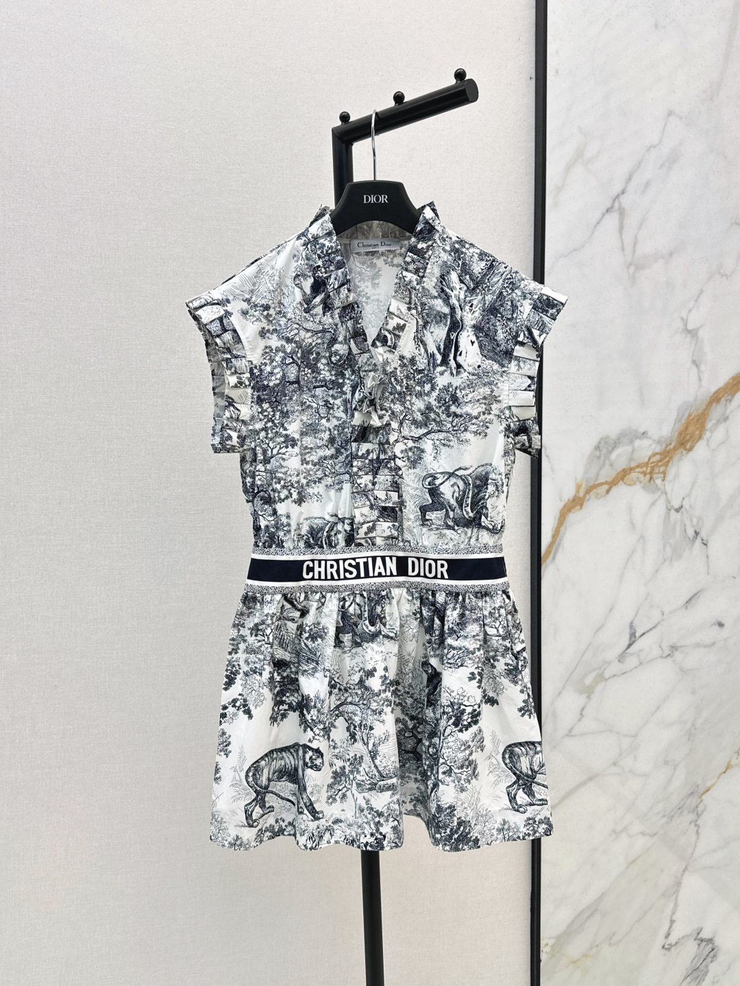 NO:428827,CD 25Ss———The latest classic jungle pattern printed sleeveless vest skirt in spring and summer, fashionable and low-key, temperamental, luxurious and high-end!  The style is versatile and not picky. Original customized technology fabric. The workmanship quality depends on the details. White and rich beauty must be purchased. SML is available in stock, skirts, alexander wang19860909CD 25Ss————春夏最新款经典丛林图案印花无袖背心裙 时髦低调 气质又奢华高级！版型百搭不挑人 原版定制科技面料 做工品质看细节 白富美必入 一色现货发售sml,,skirts,alexander wang,Women's clothing