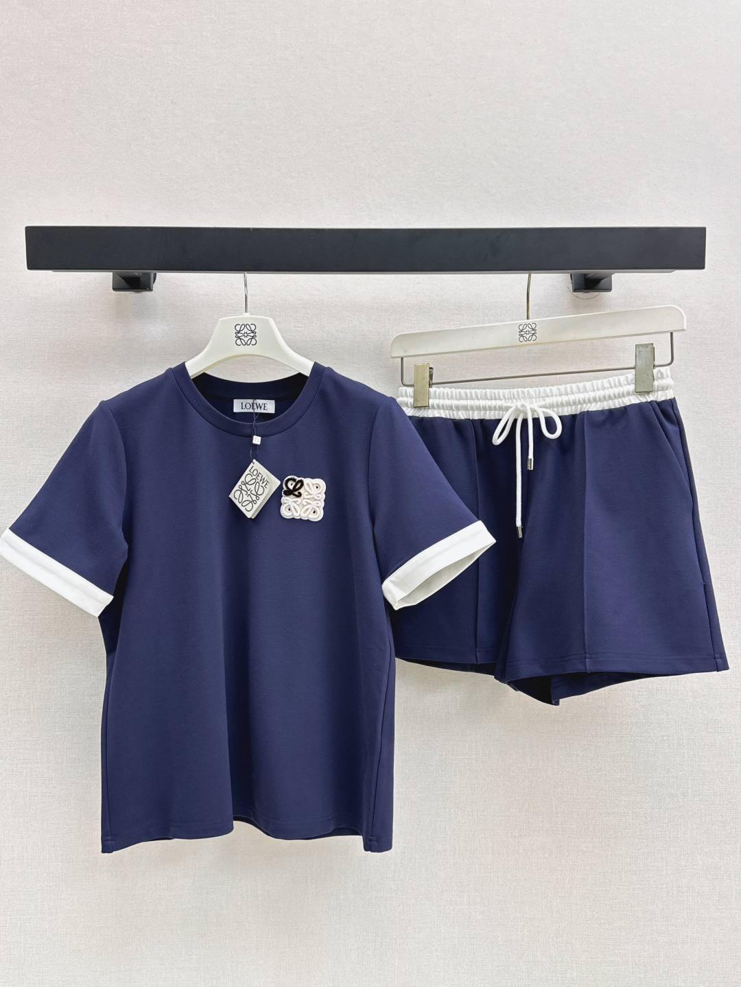 NO:428822,Loe 25Ss———The latest spring and summer contrasting decorative casual suit round neck T-shirt + shorts, fashionable, low-key, temperament, luxury and high-end!  The style is versatile and not picky. One set is available for two colors. SML, loewe, shorts, tees, t-shirt, alexander wang19860909Loe 25Ss————春夏最新款撞色装饰休闲套装圆领T恤+短裤 时髦低调气质又奢华高级！版型百搭不挑人 一套出 两色效果发售sml,,loewe,shorts,tees，t-shirt,alexander wang,Women's clothing