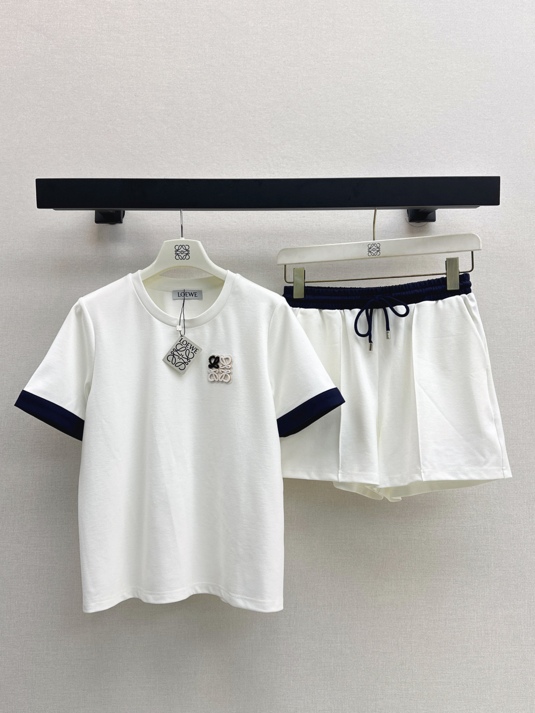 NO:428820,Loe 25Ss———The latest spring and summer contrasting decorative casual suit round neck T-shirt + shorts, fashionable, low-key, temperament, luxury and high-end!  The style is versatile and not picky. One set is available for two colors. SML, loewe, shorts, tees, t-shirt, alexander wang19860909Loe 25Ss————春夏最新款撞色装饰休闲套装圆领T恤+短裤 时髦低调气质又奢华高级！版型百搭不挑人 一套出 两色效果发售sml,,loewe,shorts,tees，t-shirt,alexander wang,Women's clothing