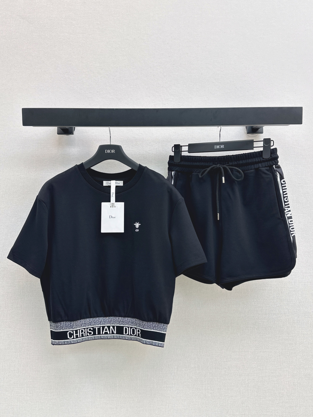 NO:428814,CD 25Ss———The latest spring and summer contrasting letter webbing casual suit round neck T-shirt + shorts, fashionable, low-key, temperament, luxury and high-end!  The style is versatile and not picky. One set is available for two colors. SML, shorts, tees, t-shirt, alexander wang19860909CD 25Ss————春夏最新款撞色字母织带休闲套装圆领T恤+短裤 时髦低调气质又奢华高级！版型百搭不挑人 一套出 两色效果发售sml,,shorts,tees，t-shirt,alexander wang,Women's clothing