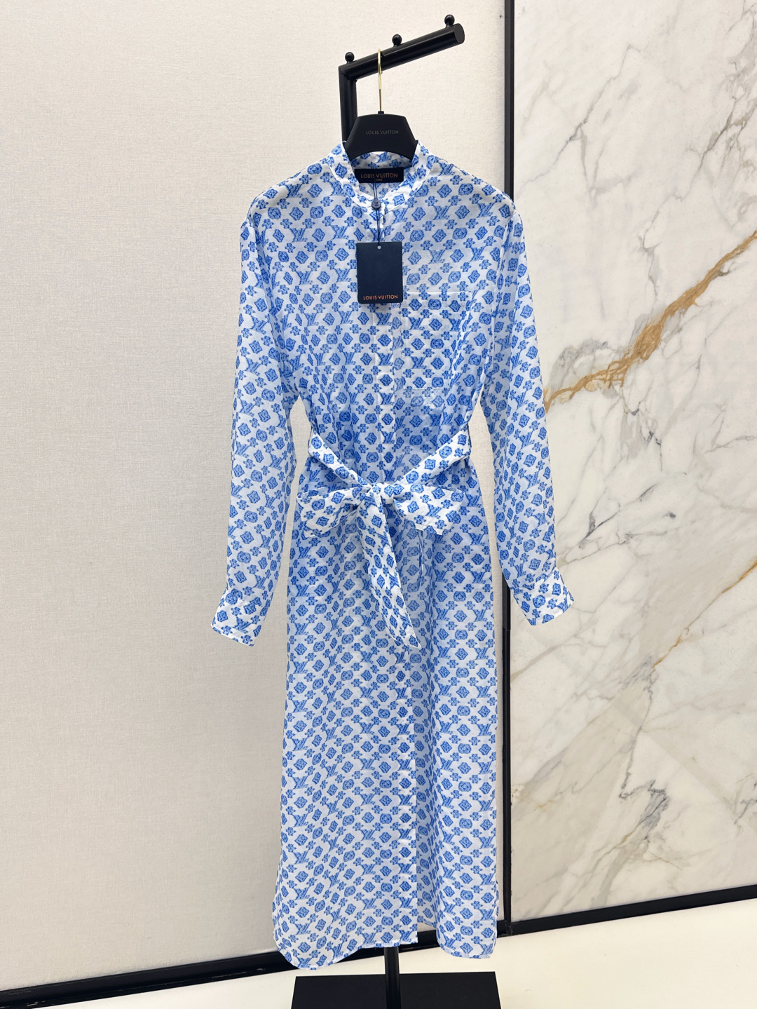 NO:428808,L Home 25Ss————The latest blue jacquard long shirt dress in spring and summer, H-style paired with belt waist, visually slimming and cool temperament. L Home classic presbyopia pattern color matching is super good-looking and high-end. Loose style matches classic prints. The upper body is fashionable and high-end. Easy to grasp the rich girl's atmospheric and fashionable feeling. One color is available for sale in stock., louis vuitton, skirts, shirts, alexander wang19860909L家 25Ss————春夏最新款蓝色提花长款衬衫式连衣裙H版型搭配腰带收腰 视觉显瘦显清冷气质 L家经典老花花纹配色超级好看高级 宽松版型搭配经典印花 上身时髦又高级 轻松拿捏富家千金大气时髦感 一色现货发售sml,,louis vuitton,skirts,shirts,alexander wang,Women's clothing