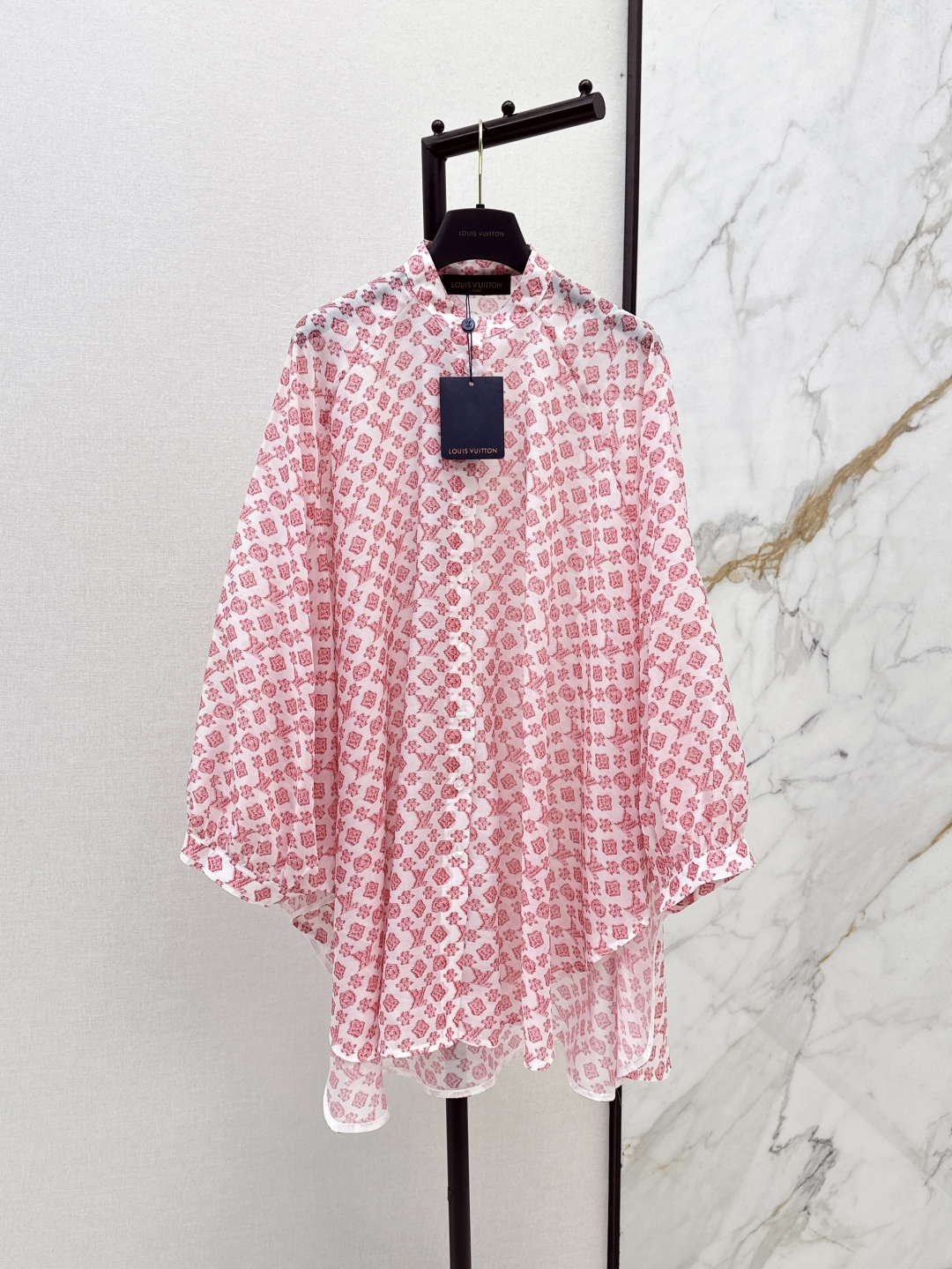 NO:428802,L's 25Ss————The latest irregular cloak-style shirt in spring and summer. The style is loose and not picky at all. Visually slim and cool. L's classic presbyopia pattern is super good-looking and high-end. The loose style is paired with classic print. The upper body is fashionable and high-end. Easy to grasp the rich girl's grand and fashionable feeling. One color is available for sale in stock., louis vuitton,shirts,alexander wang19860909L家 25Ss————春夏最新款不规则斗篷式衬衫 版型宽松完全不挑身材 视觉显瘦显清冷气质 L家经典老花花纹配色超级好看高级 宽松版型搭配经典印花 上身时髦又高级 轻松拿捏富家千金大气时髦感 一色现货发售sml,,louis vuitton,shirts,alexander wang,Women's clothing