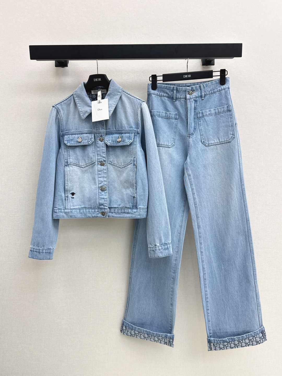 NO:428772,CD 25Ss————The latest style of jacquard presbyterian denim series in spring and summer lapel jacket + Feifei short-sleeved jacket + dress + rolled shorts + skirt + trousers Customized inner D letter jacquard denim light blue washing fabric youthful age-reducing feeling, fashionable and high-end upper body, cool and handsome Custom logo hardware with gold pocket embellishment Imported denim fabric three-dimensional and stylish A series of matching easy to grasp fashionable outfits One-color spot sml long-sleeved jacket, skirts, shorts, jackets & coats, jackets & coats, T-shirt, alexander wang19860909CD 25Ss————春夏最新款内提花老花牛仔系列 翻领夹克外套+飞飞短袖外套+连衣裙+卷边短裤+半裙+长裤 定制内D字母提花牛仔浅蓝色洗水面料的青春减龄感 上身时髦高级 又酷帅 定制logo五金配金 口袋修饰点缀 进口牛仔面料立体有型 一系列搭配轻松拿捏时髦穿搭 一色现货发售sml 长袖外套,,skirts,shorts,jackets & coats,jackets & coats,T-shirt,alexander wang,Women's clothing