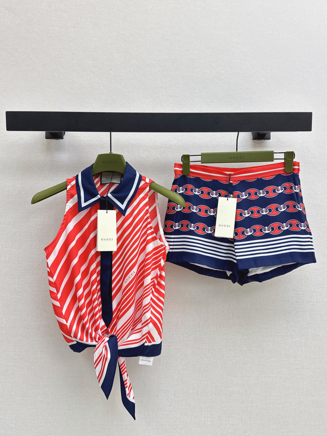 NO:428806,Gu 25Ss————The latest spring and summer contrasting lapel striped sleeveless top Contrast color lapel + gradient striped design The garment knotted and waist slimming, elegant and textured, paired with the upper body and look slimming and taller, the most eye-catching presence on dates and shopping, one-color spot sml, alexander wang19860909Gu 25Ss————春夏最新款撞色翻领条纹无袖上衣 撞色翻领+渐边条纹设计 衣摆打结收腰显瘦 优雅又有质感 搭配上身显瘦又显高 约会逛街最亮眼的存在 一色现货发售sml,,alexander wang,Women's clothing