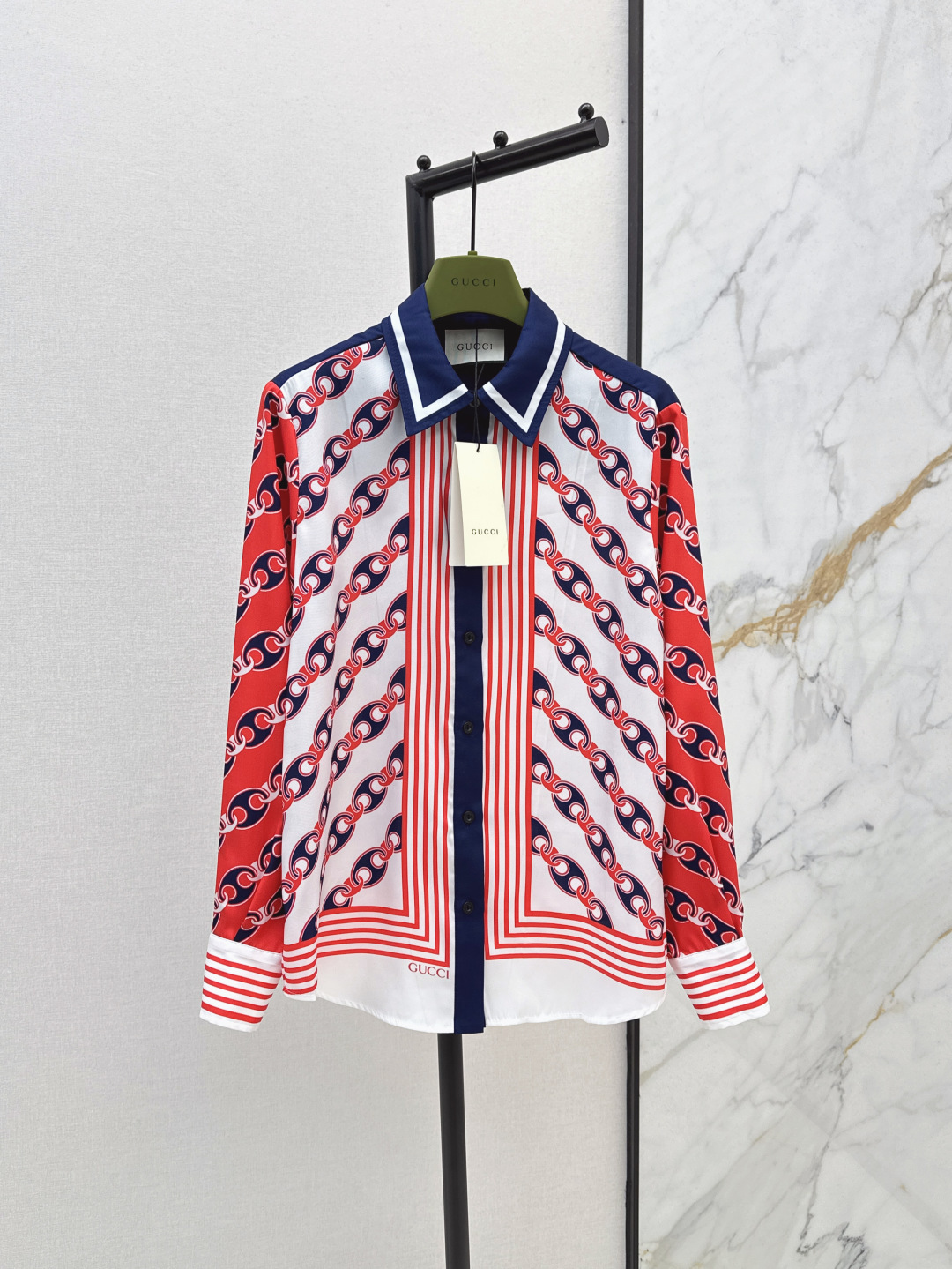 NO:428800,Gu 25Ss————The latest spring and summer contrasting lapel chain printed shirt with small lapels to modify the neck. Classic shirt style. The upper body is loose and comfortable. Super slimming and thin. Contrast chain printed is super eye-catching. The style is very strong. It is very good to match randomly. Wide cut. It comes with lazy and fashionable. It is very good to wear casually. SML is available in stock, Shirts, alexander wang.19860909Gu 25Ss————春夏最新款撞色翻领链条印花衬衫 小翻领修饰脖颈 经典衬衫版型 上身宽松舒适 超级遮肉显瘦 撞色链条印花超级吸睛 风格感极强 随意搭配都很出彩 阔型剪裁 自带慵懒和时髦 随意穿都很好 一色现货发售sml,,shirts,alexander wang,Women's clothing