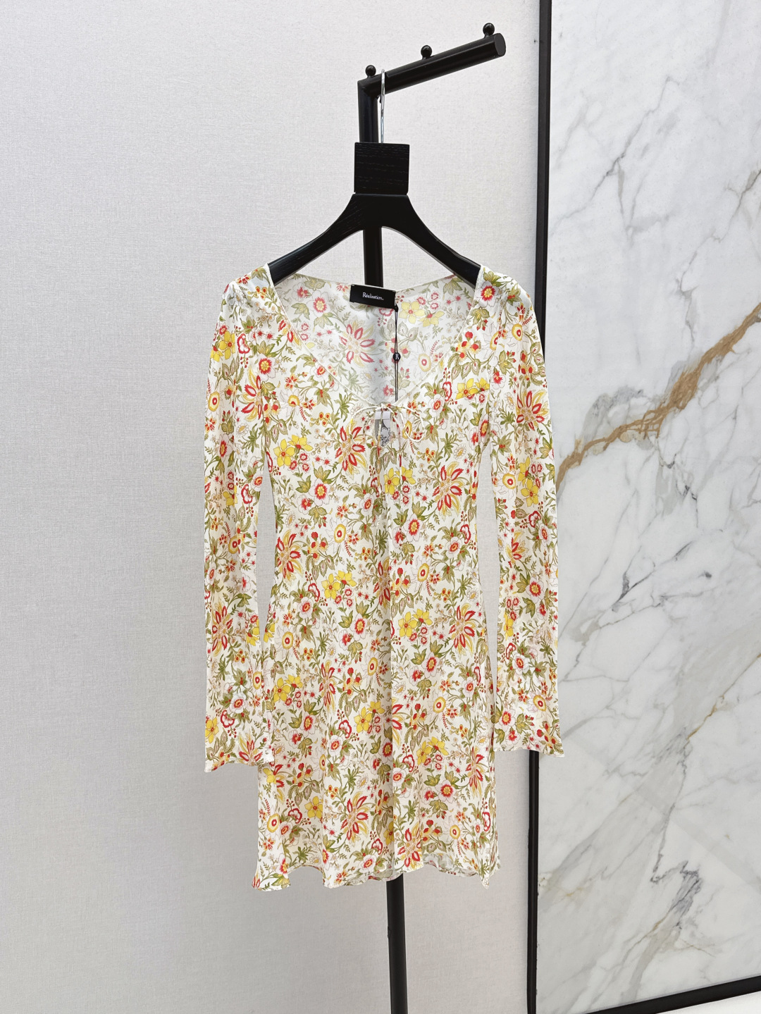 NO:428790,Exclusive first launch, fashionable and niche design, 25Ss————The latest floral dress in early spring, rich holiday style, romantic and elegant white and rich beauty essentials, imported silk fabric, single color for sale in stock xssml, skirts, real silk, alexander wang19860909独家首发 时髦小众设计 25Ss———早春最新款碎花连衣裙浓郁的度假风气息 浪漫优雅的白富美必备单品 进口真丝面料 一色现货发售xssml,,skirts,real silk,alexander wang,Women's clothing