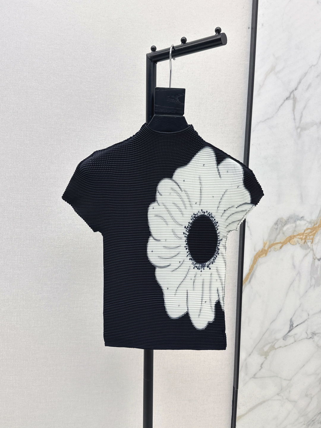 NO:428804,Continuous explosion series Miyake Isai 25Ss———The latest flower pattern pleated top in spring and summer. It uses heavy-duty pleated fabric, vertical striped pleated pleated, easy to lengthen the proportion of legs, invincible leg slimming function Recommended Extra-large stretch-size average size (top 55) in one color for sale Top, isseymiyake, alexander wang19860909持续爆单系列 三宅一生 25Ss———春夏最新款花朵图案压褶上衣 采用重工压褶面料 竖条纹细褶 轻松拉长双腿比例感 瘦腿功能无敌赞 推荐 超大弹力均码（上衣衣长55）一色现货发售 上衣,,isseymiyake,alexander wang,Women's clothing