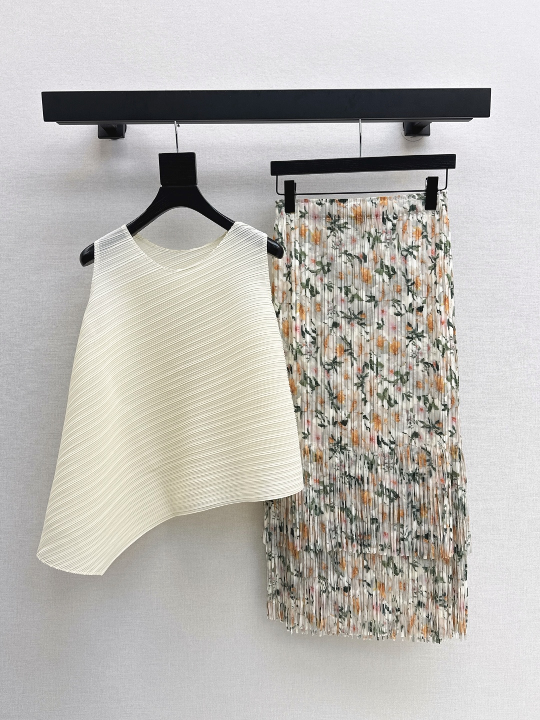 NO:428810,Continuous explosion series Miyake Ichisaki 25Ss——The latest spring and summer suit sleeveless irregular hem top + elastic waist pleated skirt Exclusive hot style Use heavy industry pleated fabric Vertical striped pleated pleated legs easily lengthen the proportion of legs, unrivaled, recommended Extra large stretch-size one size (top length 50-54 skirt length 88) One color is available in stock Top, isseymiyake, skirts, alexander wang19860909持续爆单系列 三宅一生 25Ss———春夏最新款套装无袖不规则下摆上衣+松紧腰压褶半裙 独家爆款 采用重工压褶面料 竖条纹细褶 轻松拉长双腿比例感 瘦腿功能无敌赞 推荐 超大弹力均码（上衣衣长50-54 裙长88）一色现货发售 上衣,,isseymiyake,skirts,alexander wang,Women's clothing