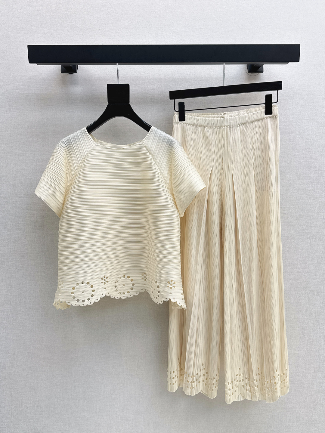 NO:428792,Continuous explosion series Miyake Isai 25Ss———The latest spring and summer suit sleeveless hem flower-cutting top + elastic waist pleated pants Exclusive hit style, heavy industry pleated fabric, vertical striped pleated pleated, easy to lengthen the proportion of legs, invincible leg slimming function Recommended Extra large elastic average size (top 55, trousers 94) set out in stock sml, isseymiyake, alexander wang19860909持续爆单系列 三宅一生 25Ss———春夏最新款套装无袖下摆剪花工艺上衣+松紧腰压褶裤 独家爆款 采用重工压褶面料 竖条纹细褶 轻松拉长双腿比例感 瘦腿功能无敌赞 推荐 超大弹力均码（上衣衣长55 裤长94）一套出 现货发售sml,,isseymiyake,alexander wang,Women's clothing