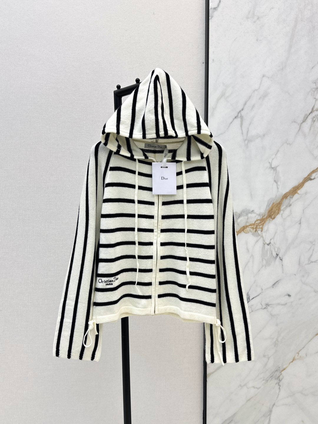 NO:428784,CD 25Ss——————The latest MissD drawstring design striped wool jacket wool yarn weaving dense fine needle craftsmanship Comfortable and elastic, full texture, fall shoulder pullover sweater tailoring, irregular rotator sleeve design, classic black and white color matching, loose design to create lazy effect, front waist embroidery, letter embroidery, details plus points, one color is available for sale in stock,, jackets & coats, sweaters, alexander wang19860909CD 25Ss————早秋最新款MissD 抽绳设计条纹羊毛外套羊毛纱线织造密实细针工艺 舒适弹力 质感十足 落肩套头毛衣剪裁 不规则肩袖设计 经典黑白配色 宽松设计制造慵懒效果 正面腰侧点缀字母刺绣 细节加分 一色现货发售sml,,jackets & coats,sweaters,alexander wang,Women's clothing