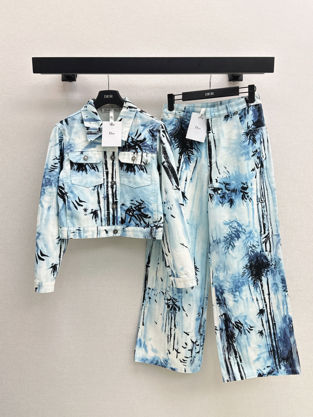 NO:428753,CD 25Ss————The latest spring and summer vacation style printed denim series Lapel jacket jacket + shorts + pleated skirt + trousers Vacation printed jungle pattern Light blue washing fabric youthful age-reducing feeling The upper body is fashionable and high-end, cool and handsome Custom logo hardware with gold Imported denim fabric is three-dimensional and stylish A series of matching and easy to match fashionable outfits One-color spot sml long-sleeved jackets, skirts, shorts, jackets & coats, jackets & coats, alexander wang19860909CD 25Ss————春夏最新款度假风印花牛仔系列 翻领夹克外套+短裤+压褶半裙+长裤 度假印花丛林图案 浅蓝色洗水面料的青春减龄感 上身时髦高级 又酷帅 定制logo五金配金 进口牛仔面料立体有型 一系列搭配轻松拿捏时髦穿搭 一色现货发售sml 长袖外套,,skirts,shorts,jackets & coats,jackets & coats,alexander wang,Women's clothing