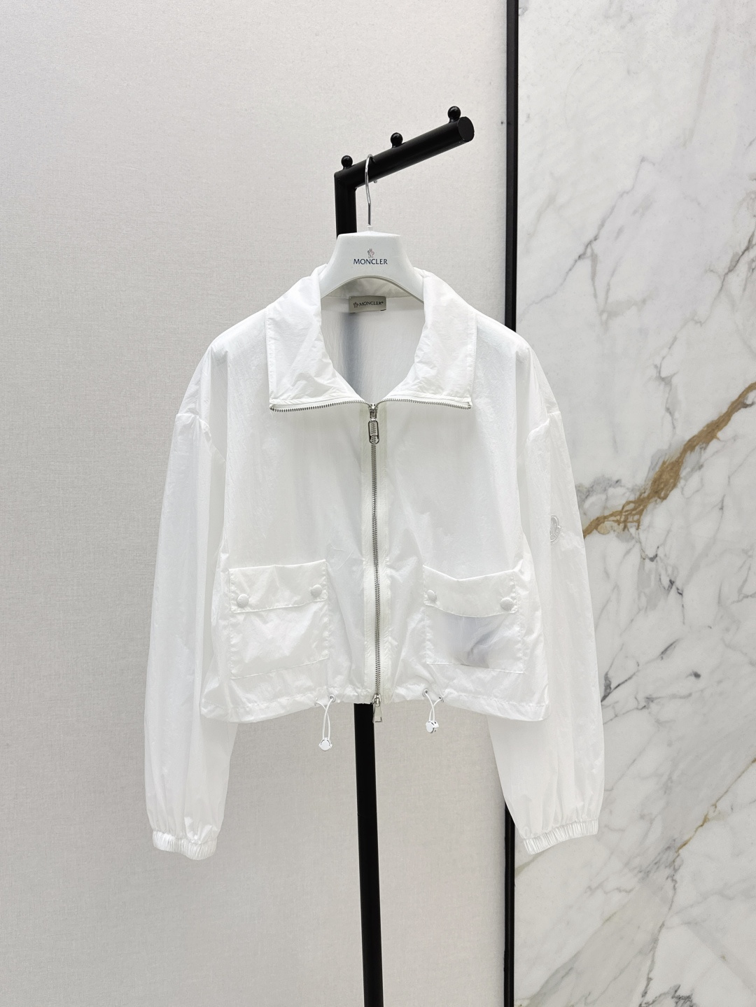 NO:429408,Mc 25Ss————The latest spring and summer logo badge decorative sunscreen jacket ultra-thin fabric special material with texture. Every small detail pays great attention to the right sense of high-end. Three-dimensional tailoring makes the upper body of the ready-to-wear more exquisite and fashionable. Two colors are available for sale in stock. sml, jackets & coats, alexander wang19860909Mc 25Ss————春夏最新款logo徽章装饰防晒外套超轻薄面料 特殊材质有肌理感 每个小细节都非常注重 恰到好处的高级感 立体剪裁 让成衣上身更为精致洋气 两色现货发售sml,,jackets & coats,alexander wang,Women's clothing