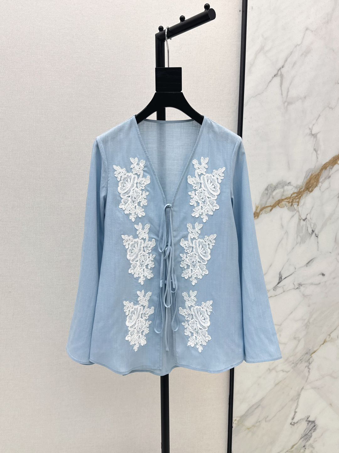 NO:429382,Fashionable design 25Ss————The latest retro lace decorative sunscreen shirt in spring and summer. The best summer matching. Must be necessary for shopping. The concave shape can also protect the sun. It uses light and thin tiny fabric. Pure handmade decals. Front placket lace design. Retro and romantic. Two colors are available for sale in stock. SML, Shirts, Alexander wang.19860909时髦设计 25Ss————春夏最新款复古蕾丝盘花装饰防晒衬衫 夏日最佳搭配 出游逛街必备 凹造型又可以防晒功能性 采用轻薄天丝面料 纯手工贴花做法 前面门襟系带设计 复古又浪漫 两色现货发售sml,,shirts,alexander wang,Women's clothing