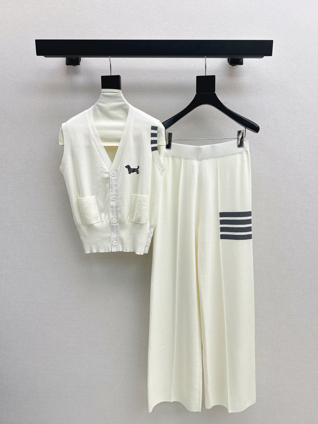 NO:429377,Casual recommendation TB 25Ss————The latest spring and summer style age-reducing college style casual suit V-neck sleeveless knitted vest + elastic waist trousers. It is very necessary to match daily. Age-reducing college style. Loose and fashionable. Classic lever strips and contrasting webbing are very eye-catching. A set of three colors are available for sale in stock. Alexander wang19860909休闲推荐 TB 25Ss————春夏最新款减龄学院风休闲套装V领无袖针织马甲+松紧腰长裤日常搭配太需要了 减龄感学院风 宽松时髦有范 经典杠条和撞色织带都很吸睛 一套出 三色现货发售sml,,alexander wang,Women's clothing