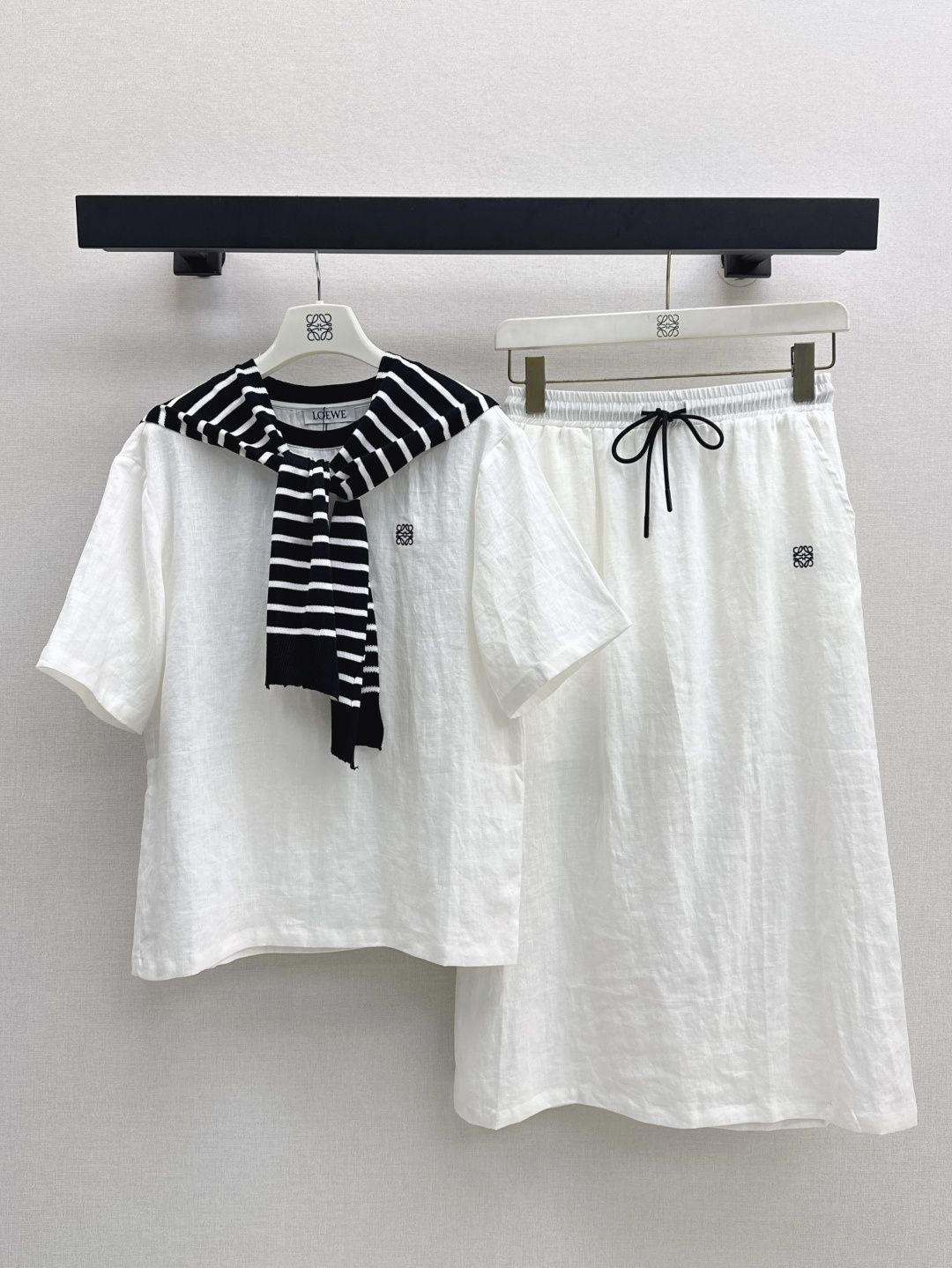 NO:430194,Loe 25Ss————The latest color-blocking set of spring and summer, striped shawls + embroidered decorative tops + skirt, slim and tall, without losing the gentle and elegant feeling of aura, exquisite déjà vu, slim and not picky, one set, one color is available in stock, sml, loewe, skirts, shawls, alexander wang19860909Loe 25Ss————春夏最新款拼色套装 条纹披肩+绣花装饰上衣+半裙 上身显瘦又高挑 不失气场的温柔优雅感 精致既视感版型显瘦不挑人 一套出 一色现货发售sml,,loewe,skirts,shawls,alexander wang,Women's clothing