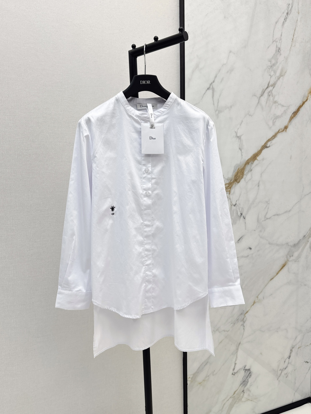 NO:429412,CD 25Ss————The latest spring and summer bee embroidered round neck shirt, super age-reducing artifact, easy to get fashionable style, temperament V-neck design makes you look slim and very eye-catching, loose style, sweet or salty, not picky about people, casual and elegant, pure cotton fabric, two colors for sale in stock, sml, shirts, alexander wang19860909CD 25Ss————春夏最新款小蜜蜂刺绣圆领衬衫 超级减龄神器 轻轻松松Get到时髦范 气质V领设计显瘦绝绝子 很吸睛 宽松的版型 可甜可盐 不挑人版型随性优雅 纯棉面料 两色现货发售sml,,shirts,alexander wang,Women's clothing