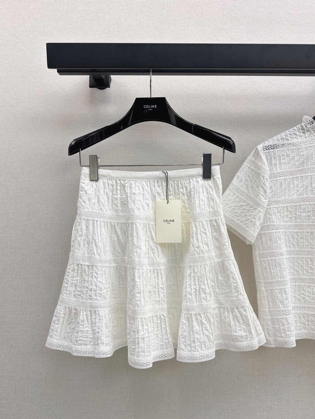 NO:429401,Ce 25Ss—————The latest French embroidery college style white suit lace decoration round neck top + cake skirt Customized Arc decorative water-soluble lace splicing technology using pure cotton fabric One set of top body makes you look slim and tall, sweet and salty, with elegant and fresh temperament, one color is developed, spot-on sml skirt, skirts, alexander wang19860909Ce 25Ss—————春夏最新款法式刺绣学院风白色套装花边装饰圆领小上衣+蛋糕半裙 定制凯旋门刺绣水溶花边拼接工艺 采用纯棉面料 一套搭配上身显瘦又高挑 可甜可盐 自带优雅与清新减龄气质 一色分开发 现货发售sml 半裙,,skirts,alexander wang,Women's clothing