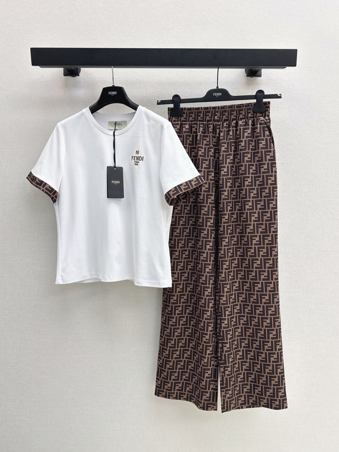 NO:430191,FD 25Ss————The latest casual suits in spring and summer contrasting color splicing round neck T-shirt + straight pants. The upper body is full of fashionable and high-end feeling. He is so cool. He has aura. Ultra-thin fabric. The texture is very fashionable and high-end. The color is super positive. The upper body looks white and slim. The classic series with beauty. The upper body is full of aura. The length is just right. One set is available in stock. SML, tees, t-shirt, alexander wang.19860909FD 25Ss————春夏最新款休闲套装撞色拼接圆领T恤+直筒裤 上身就是满满的时髦高级感 巨拉风 自带气场 超轻薄面料 质感很奈斯 时髦又高级 颜色超级正 上身显白又显瘦 自带美感的经典系列 走路都带风上身气场全开 长度恰到好处 一套出 一色现货发售sml,,tees，t-shirt,alexander wang,Women's clothing
