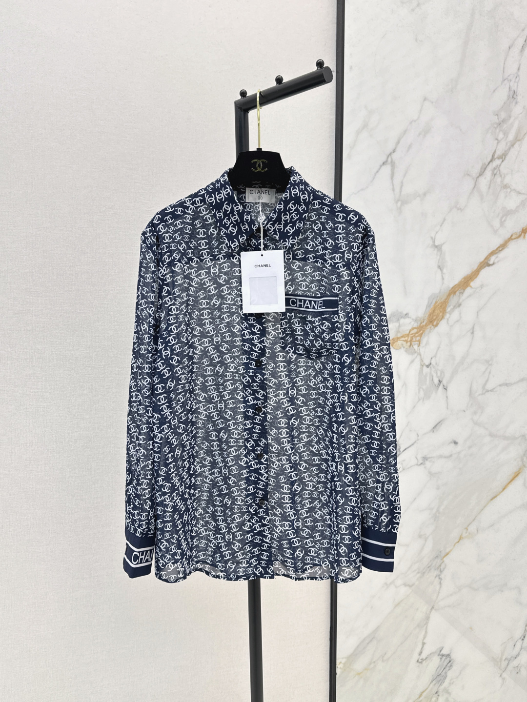 NO:430183,C home 25Ss————The latest spring and summer logo printed mesh shirts, micro perspective, fashionable and tricky, A, well-behaved style, full of small details, exquisite workmanship, craftsmanship shirts as items and matching are all skewers, age-reducing fashion, good HOLD style, deep in the heart of fairies, soft and textured, classic work, one color is on sale in stock, sml, chanel, shirts, alexander wang19860909C家 25Ss————春夏最新款logo印花网纱衬衫 微透视 若隐若现时尚小心机 可A可乖的风格 满满小细节太加分了 做工精致 内线来去缝工艺衬衣做为单品和搭配都是杠把子 减龄时尚 好HOLD住造型 深得仙女心 柔软有质感 经典之作 一色现货发售sml,,chanel,shirts,alexander wang,Women's clothing