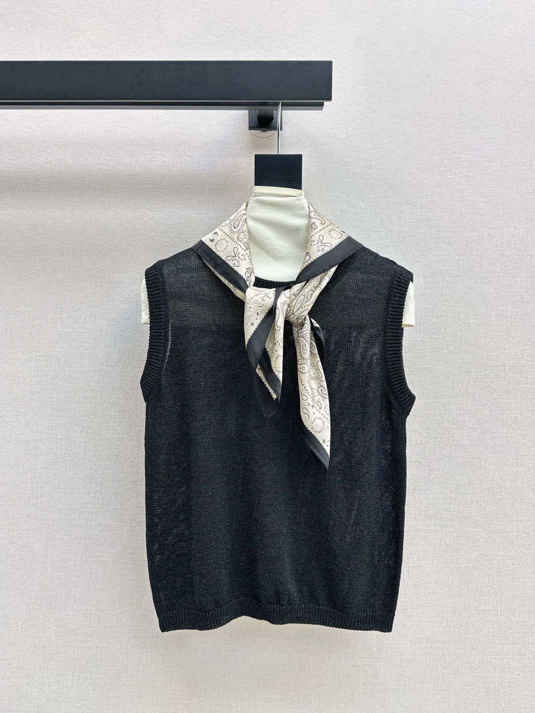 NO:430198,200L 25Ss———The latest spring and summer silk scarf decorative sleeveless knitted vest must have a college style that reduces age~~ More daily and versatile styles, very inclusive and not picky about the figure, casually matched and layered, very atmosphere~ exquisite casual items that cannot be missed Two-color spot sml, loro piano, alexander wang19860909200L 25Ss————春夏最新款丝巾装饰无袖针织背心必备减龄的学院风～～比较日常百搭的款式 包容性很强不挑身材 随意搭配叠穿都很有氛围感～精美不容错过的休闲单品 两色现货发售sml,,loro piana,alexander wang,Women's clothing