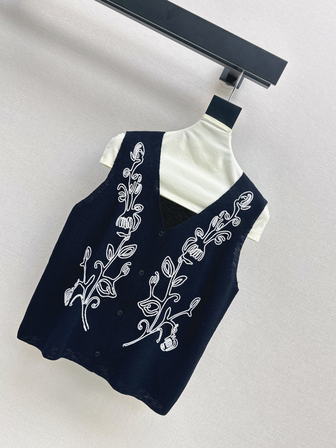 NO:430195,Fashionable design 25Ss————The latest spring and summer style heavy craftsmanship embroidery tray decorative sleeveless knitted vest must have a college style that reduces age~~ More daily versatile styles, very inclusive and not picky about the figure, casual matching and layering is very atmosphere~ Exquisite and unmissable casual items, two colors are available for sale in stock,,alexander wang19860909时髦设计 25Ss————春夏最新款重工艺刺绣盘花装饰无袖针织背心必备减龄的学院风～～比较日常百搭的款式 包容性很强不挑身材 随意搭配叠穿都很有氛围感～精美不容错过的休闲单品 两色现货发售sml,,alexander wang,Women's clothing