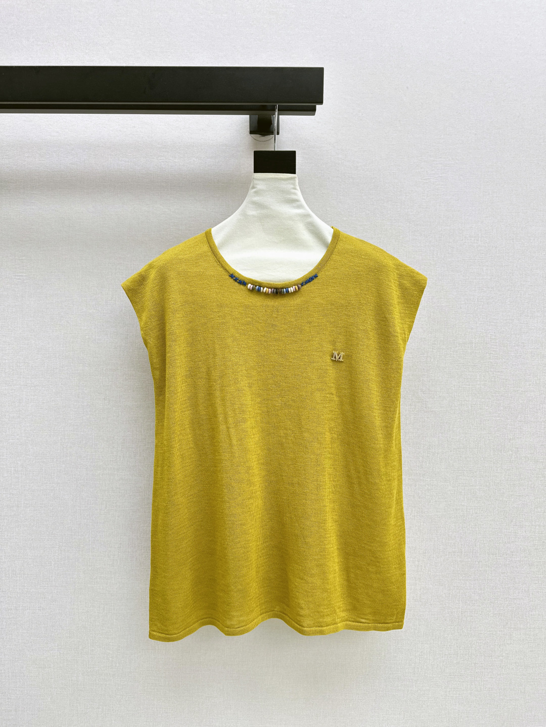 NO:430193,Max 25Ss———The latest spring and summer color beaded sleeveless knitted vest must have a college style that reduces age~~ More daily versatile styles, very inclusive and not picky about the figure, casual matching and layering is very atmosphere~ Exquisite and unmissable casual items, two colors are available for sale in stock, alexander wang19860909Max 25Ss————春夏最新款彩色串珠装饰无袖针织背心必备减龄的学院风～～比较日常百搭的款式 包容性很强不挑身材 随意搭配叠穿都很有氛围感～精美不容错过的休闲单品 两色现货发售sml,,alexander wang,Women's clothing