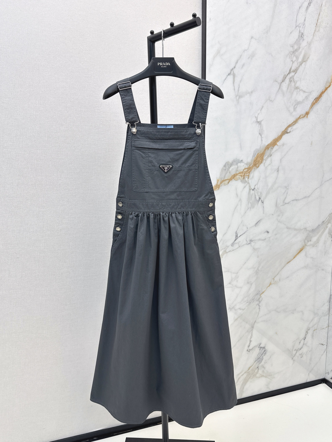 NO:430816,PD 25Ss————The latest age-reducing strap skirt in spring and summer. The upper body is full of fashionable and high-end feeling and has aura. The fabric is very textured. Fashionable and high-end. The color is super positive. The upper body looks white and slim. The wind is walking. The upper body is fully open. The length is just right. Easy to control. One-color spot sml, skirts, alexander wang19860909PD 25Ss————春夏最新款减龄背带裙 上身就是满满的时髦高级感自带气场 面料质感很奈斯 时髦又高级 颜色超级正 上身显白又显瘦 走路都带风 上身气场全开 长度恰到好处 轻松驾驭 一色现货发售sml,,skirts,alexander wang,Women's clothing