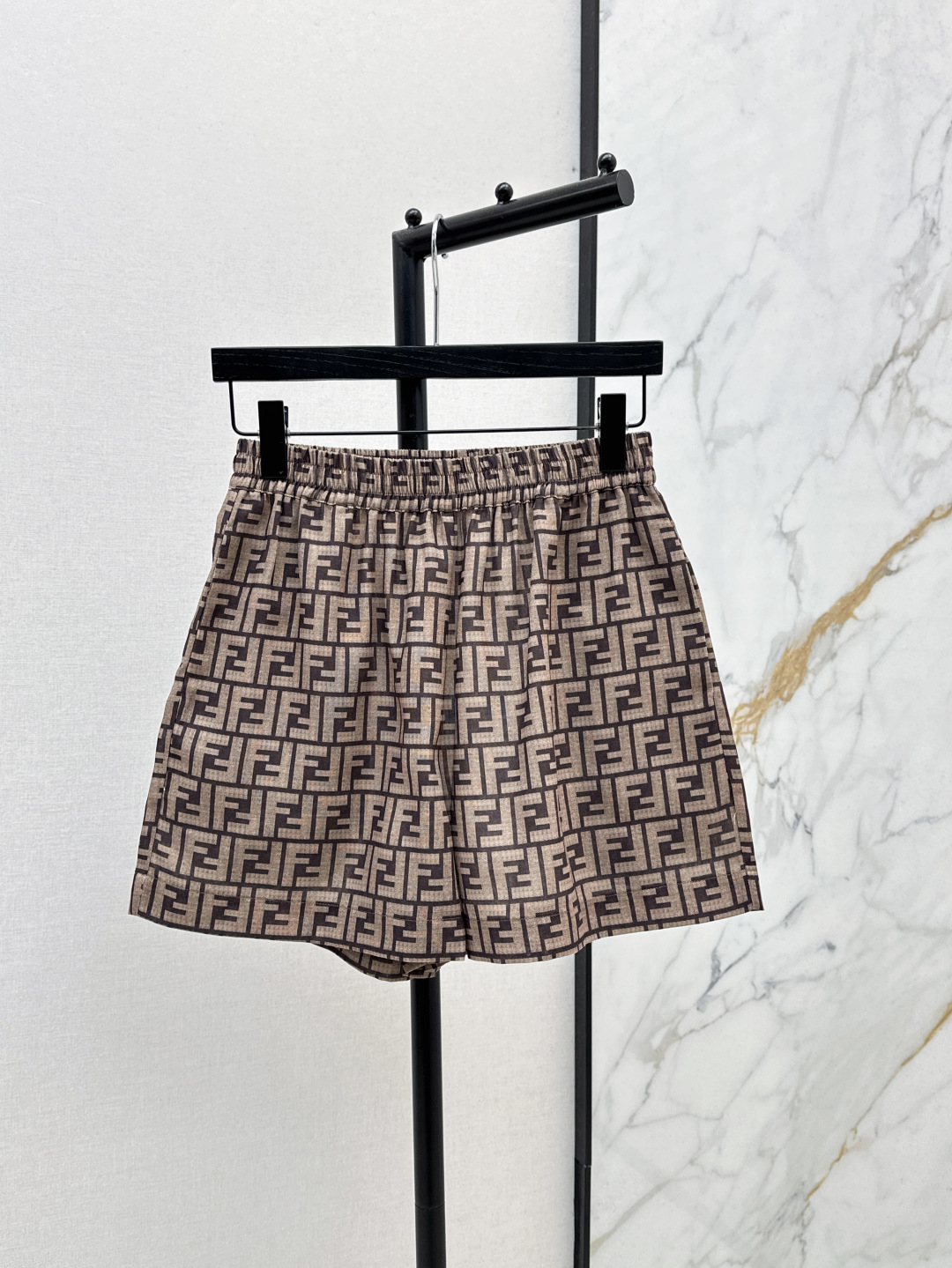 NO:430790,FD 25Ss————The latest classic double F presbyterian suit short shirt + shorts on the upper body is full of fashionable and high-end feeling. It is so cool and has aura. It has a light fabric. It has a very fashionable and high-end texture. The color is super positive. The upper body looks white and slim. The classic series with its own aesthetics. It is windy and the upper body is fully open. The two colors are developed separately. SML shorts are available in stock, shorts, shirts, alexander wang.19860909FD 25Ss————春夏最新款经典双F老花套装短款衬衫+短裤上身就是满满的时髦高级感 巨拉风 自带气场 轻薄面料 质感很奈斯 时髦又高级 颜色超级正 上身显白又显瘦 自带美感的经典系列 走路都带风上身气场全开 两色分开发 现货发售sml短裤,,shorts,shirts,alexander wang,Women's clothing