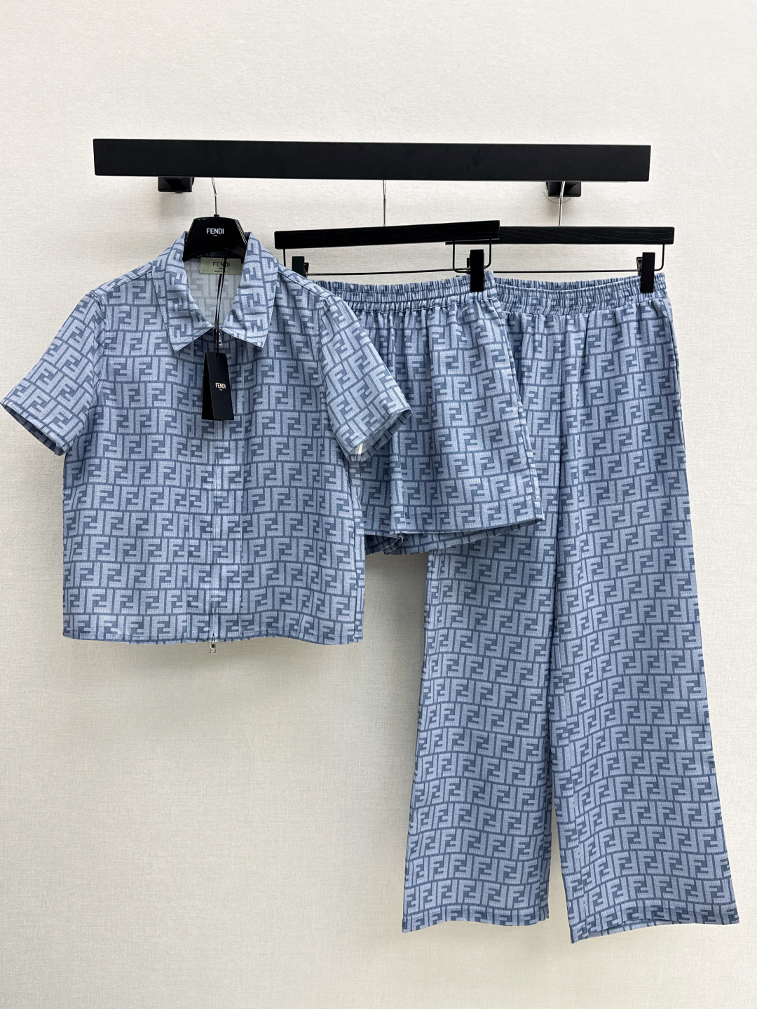 NO:430784,FD 25Ss————The latest classic double F presbyterian suit for spring and summer, shorts, shorts, full of fashionable and high-end feeling. Huge and cool style, with aura, thin fabric, very stylish and high-end texture, super positive color, white and slim on the upper body, classic series with beauty, with a style, all walks, full aura of the upper body, two colors are developed separately, sml tops, shorts, shirts, alexander wang19860909FD 25Ss————春夏最新款经典双F老花套装短款衬衫+短裤上身就是满满的时髦高级感 巨拉风 自带气场 轻薄面料 质感很奈斯 时髦又高级 颜色超级正 上身显白又显瘦 自带美感的经典系列 走路都带风上身气场全开 两色分开发 现货发售sml 上衣,,shorts,shirts,alexander wang,Women's clothing