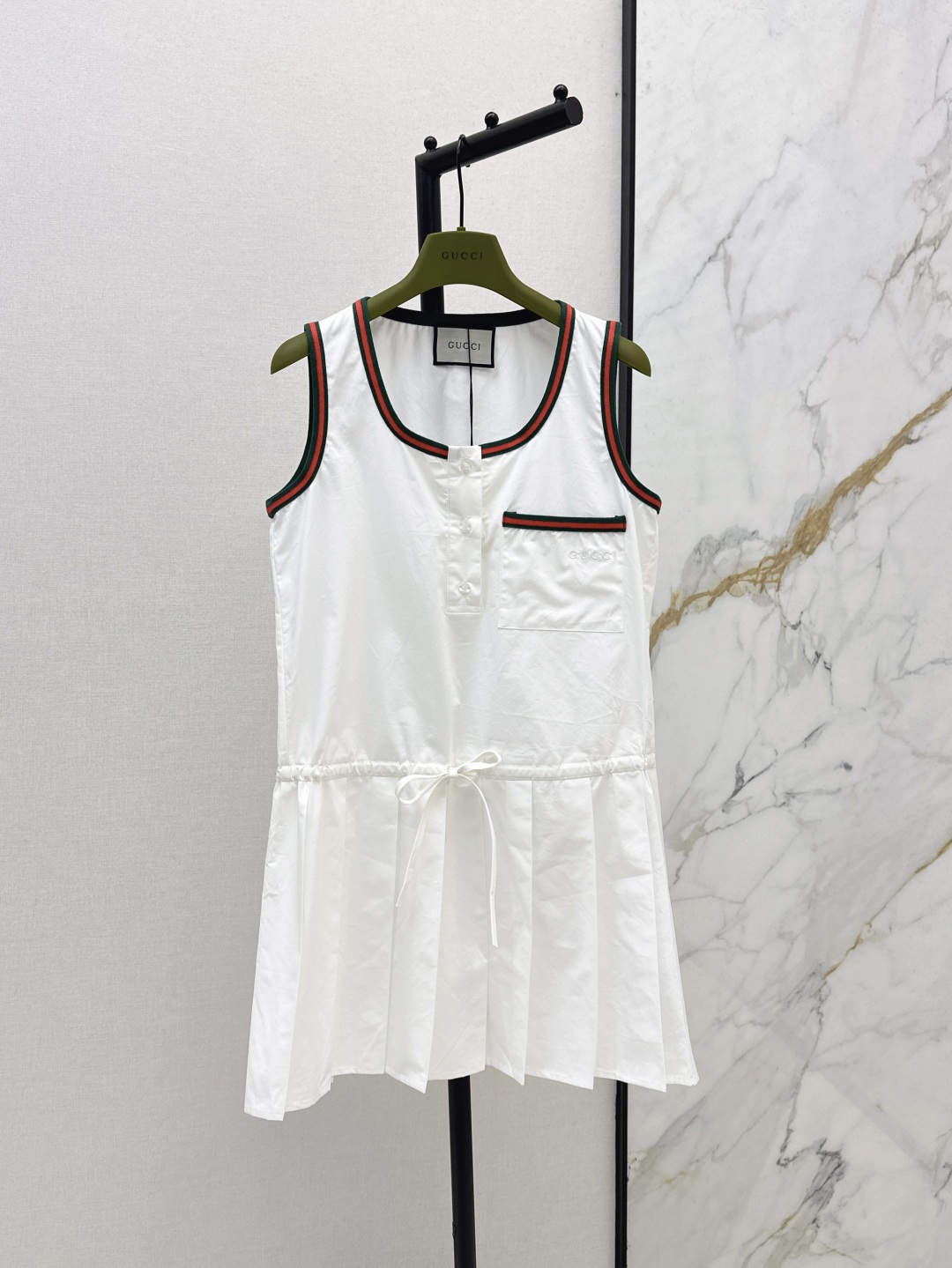 NO:430829,Gu 25Ss————The latest spring and summer style red and blue webbing spliced ​​sleeveless dress with chest logo embroidery embroidery sleeveless half-breasted spliced ​​pleated skirt. The upper body looks slim and fashionable. It is not inferior to important occasions. Daily commuting recommendations. SML is available in stock, skirts, alexander wang19860909Gu 25Ss————春夏最新款学院风红蓝织带拼接无袖连衣裙 胸logo刺绣点缀 无袖半排扣拼接百褶裙摆 上身显瘦又时髦 重要场合也毫不逊色 日常出街通勤推荐 一色现货发售sml,,skirts,alexander wang,Women's clothing