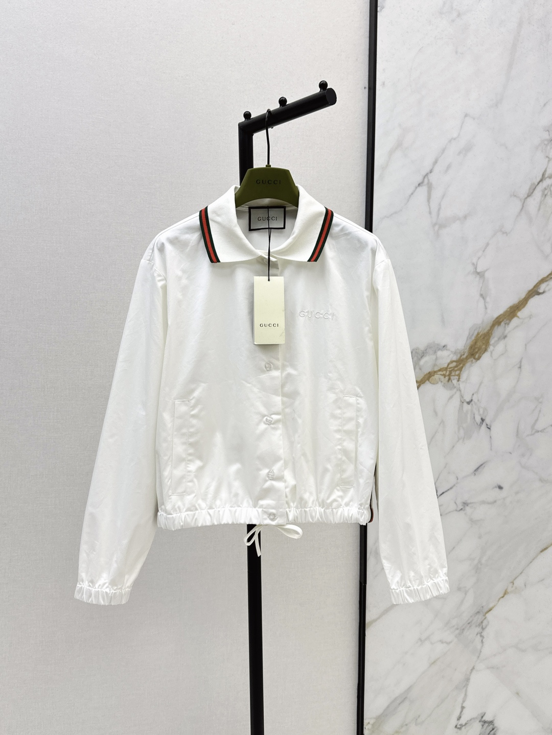 NO:430824,G Home 25Ss————The latest contrasting webbing lapel waist-hugging shirt in spring and summer. Classic loose lapel style. Letter embroidery embroidery. Slit hem drawstring waist-hugging design. Simple and fashionable. The upper body is lazy and casual. One-color spot-on sml, gucci,shirts,alexander wang19860909G家 25Ss————春夏最新款撞色织带翻领收腰衬衫 经典宽松翻领版型 字母刺绣点缀 背后开衩下摆抽绳收腰设计 简洁又不失时尚感 上身慵懒又随意百搭 一色现货发售sml,,gucci,shirts,alexander wang,Women's clothing