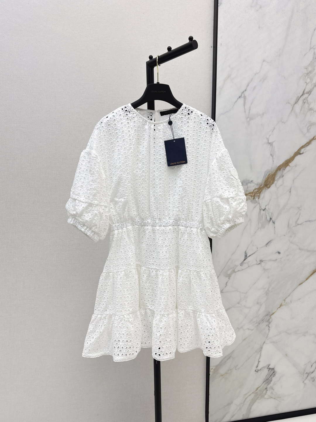 NO:430814,L Home 25Ss————The latest water-soluble round neck short-sleeved dress in spring and summer. The round neck puff sleeve splicing design adds a touch of unique elegance. Water-soluble lace hollow embroidery details. Full of high-end texture. Waist-closing skirt. Pure and fashionable. High waist-line style. The beauty of lengthening the proportion of the legs. Sweet and playful and age-reducing. Dating and shopping recommendations. One-size-fitting sml,,louis vuitton, skirts, T-shirt, alexander wang.19860909L家 25Ss————春夏最新款水溶圆领短袖连衣裙 圆领泡泡袖拼接的设计又增添一丝别味的优雅 水溶蕾丝镂空刺绣细节 满满的高级质感 收腰裙摆 纯欲洋气 高腰线版型 拉长腿部比例的美感 甜美俏皮又减龄 约会逛街推荐 一色现货发售sml,,louis vuitton,skirts,T-shirt,alexander wang,Women's clothing