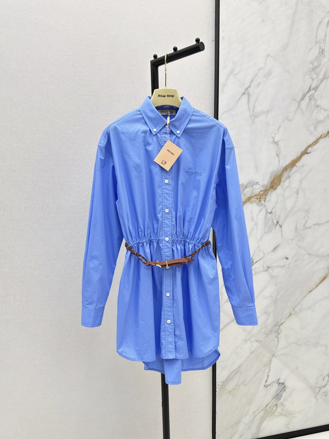 NO:430819,Miu 25Ss————The latest spring and summer lapel long sleeves irregular waist-hugging shirt. No body is picky. The upper body is sweet and fashionable. The waist is elastic and tight. The delivery belt easily improves the waistline. The visual golden ratio is full of high-end feeling. It can be sweet or salty. It is fashionable and versatile. It is available in stock. SML, miumiu,shirts, gold, alexander wang.19860909Miu 25Ss————春夏最新款翻领长袖收腰不规则衬衫 任何身材都不挑 上身就是甜美时髦的少女感 腰间松紧收腰 配送腰带 轻松提高腰线 视觉黄金比例 高级感满满 可甜可咸 时髦又百搭 一色现货发售sml,,miumiu,shirts,gold,alexander wang,Women's clothing