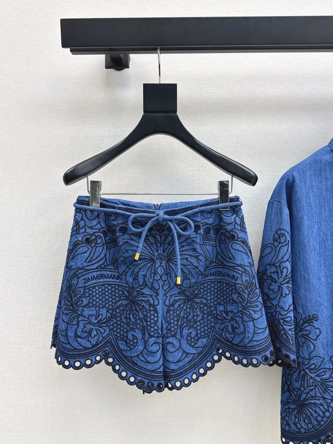 NO:430809,Zim 25Ss————The latest spring and summer heavy craftsmanship full-body embroidery high-waist denim shorts delivery metal pendant belt Customized floral embroidery denim fabric texture is quite comfortable, exquisite shell oo lace small A-shaped upper body looks slim and tall, beautiful French elegant and romantic temperament, one-color spot on sale sml, shorts, alexander wang19860909Zim 25Ss————春夏最新款重工艺通体刺绣高腰牛仔短裤配送金属吊坠腰带 定制花卉刺绣牛仔面料质感挺阔舒适 精致的贝壳oo花边小A版型上身显瘦又高挑 美到入骨的法式优雅浪漫气质 一色现货发售sml,,shorts,alexander wang,Women's clothing