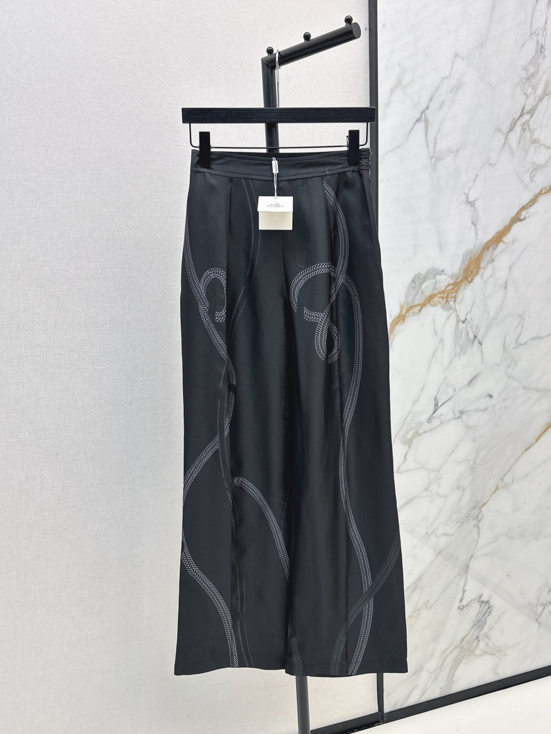 NO:430799,Her 25Ss————The latest spring and summer pattern positioning printing silk wide-leg straight pants 100% silk twill texture is excellent. The temperament toothpick line press-pleated straight pants are casual and generous. The beautiful color matching is fully positioned and printed super high-end. The elastic design of the back waist is not picky and the upper body is super slim. Two colors are available in stock. Smlxl, real silk, alexander wang19860909Her 25Ss————春夏最新款图案定位印花真丝阔腿直筒裤百分百真丝斜纹绸质感超赞 气质牙签线压褶直筒裤型随性大方 绝美配色全定位印花超高级 后腰松紧设计版型不挑人上身超显瘦 两色现货发售smlxl,,real silk,alexander wang,Women's clothing