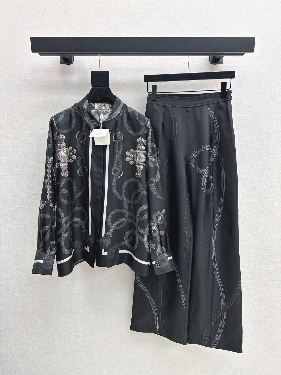 NO:430794,Her 25Ss———The latest pattern-positioned printed silk shirt in early autumn. 100% silk twill texture is excellent. The temperamental small lapel is loose and casual and generous. The beautiful color-set full positioning printed super high-end style. The upper body is super slim. Two colors are available in stock. Smlxl, Shirts, real silk, alexander wang19860909Her 25Ss———早秋最新款图案定位印花真丝衬衫 百分百真丝斜纹绸质感超赞 气质小翻领宽松版型随性大方 绝美配色全定位印花超高级 版型不挑人上身超显瘦 两色现货发售smlxl,,shirts,real silk,alexander wang,Women's clothing